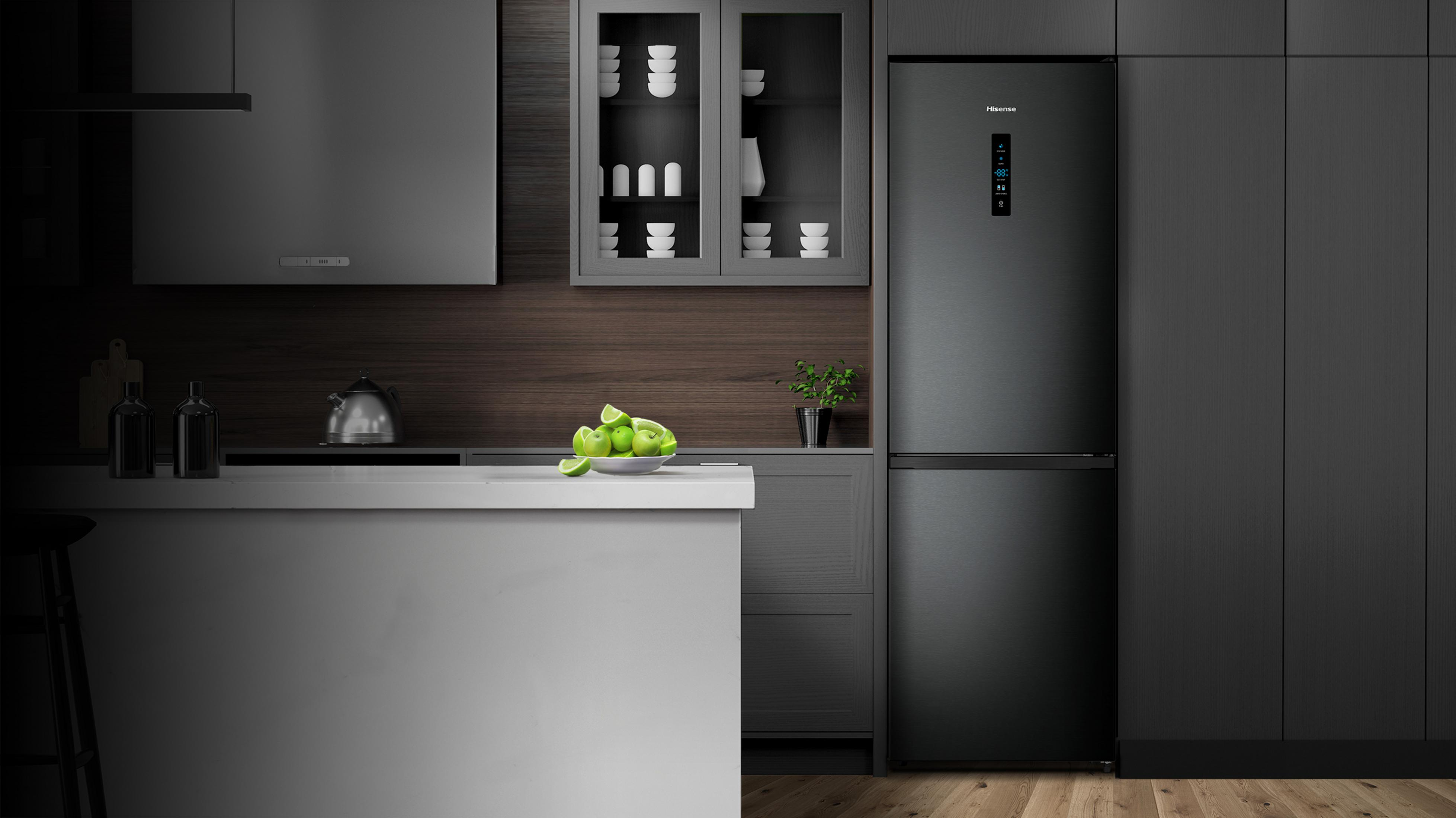 Moderne schwarze Küche mit Kühlschrank, Dunstabzugshaube und Obstschale.