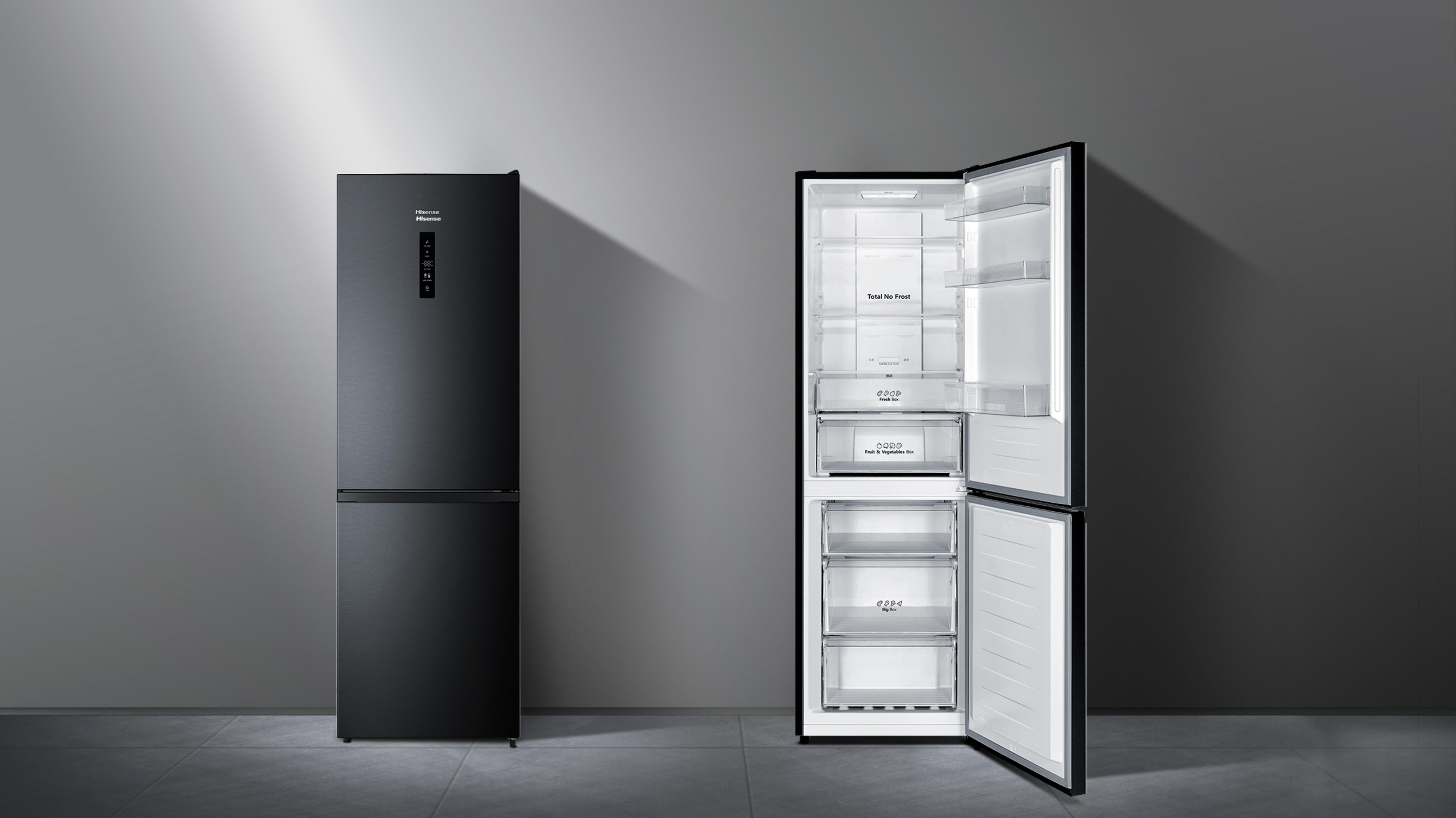 Ein schwarzer Hisense-Kühlschrank, eine Tür geschlossen, eine offen mit Regalen und Schubladen.