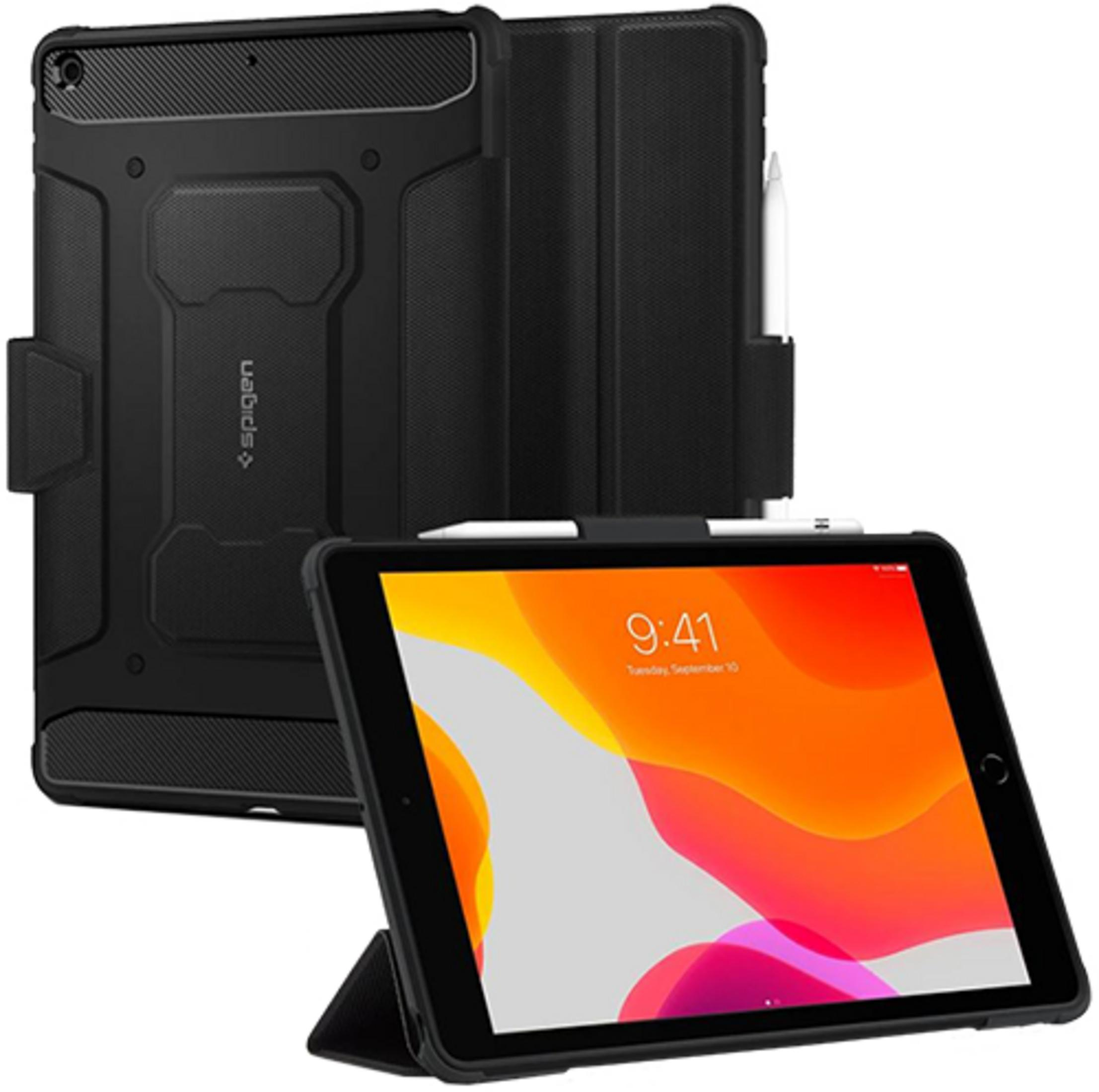 Schwarzes Tablet mit Hülle und Stift. Die Hülle hat eine geriffelte Textur.