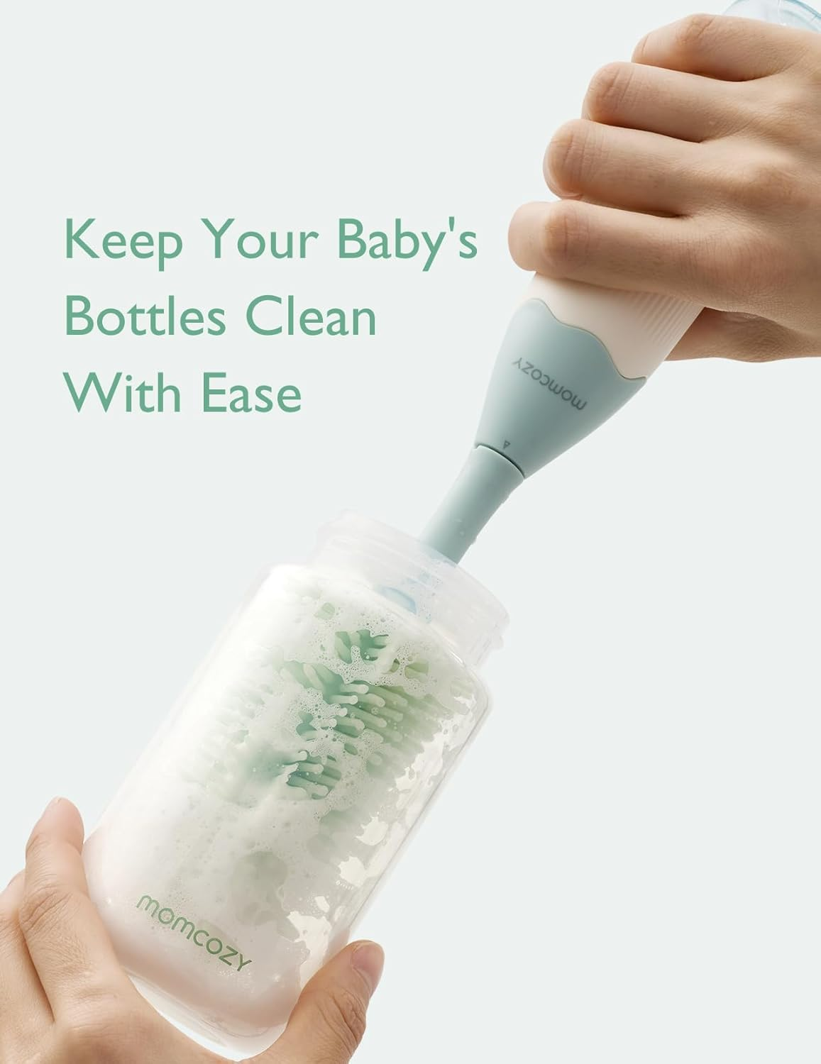 Una mano usa un cepillo eléctrico para botellas con cerdas para limpiar una mamadera con espuma.
