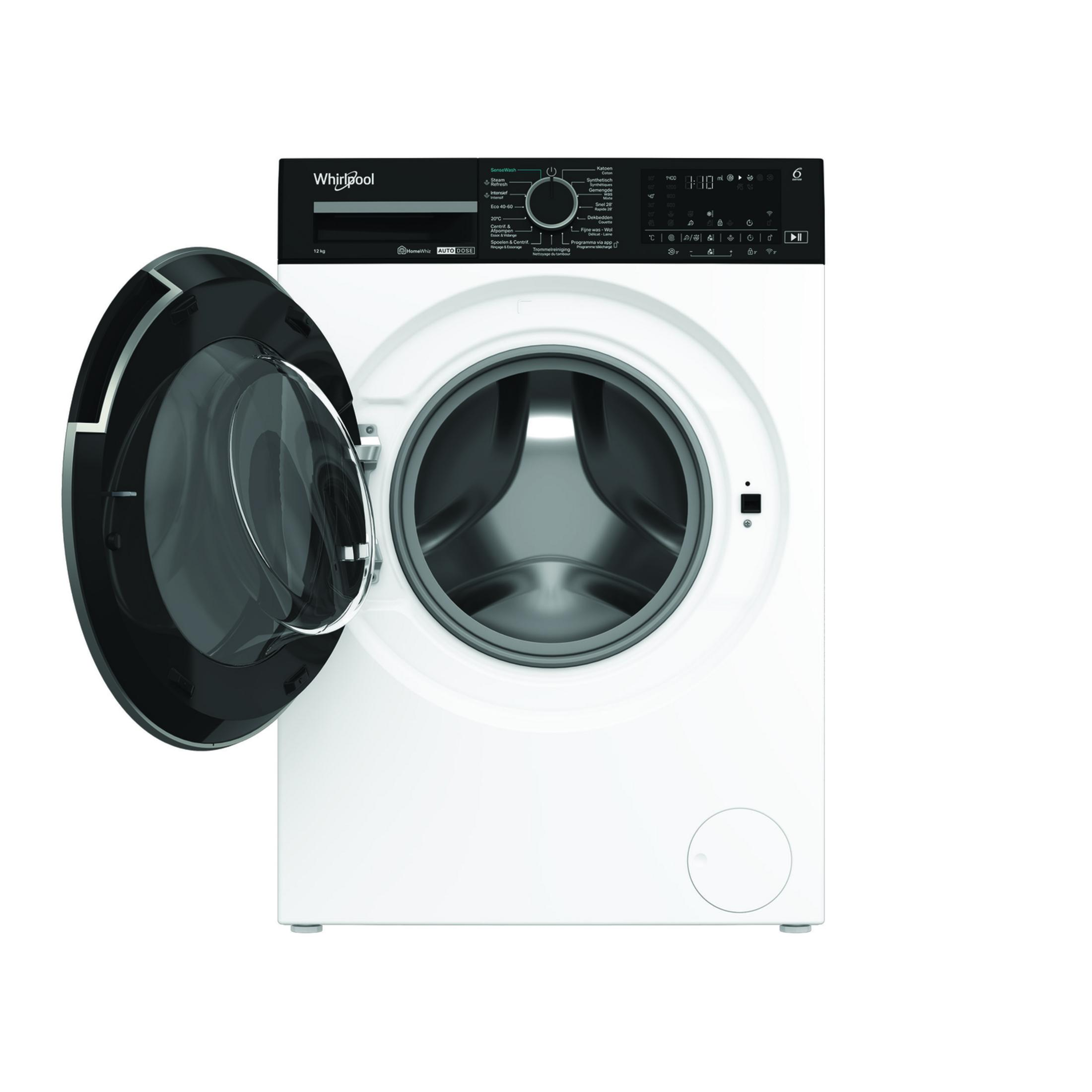 Een witte Whirlpool wasmachine met open zwarte deur en digitaal bedieningspaneel.