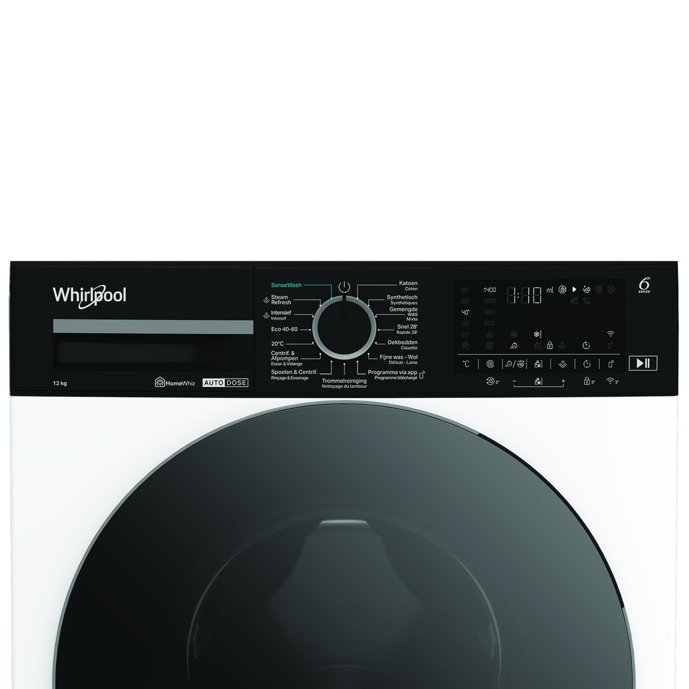 Voorkant van een witte wasmachine met zwart bedieningspaneel en display.