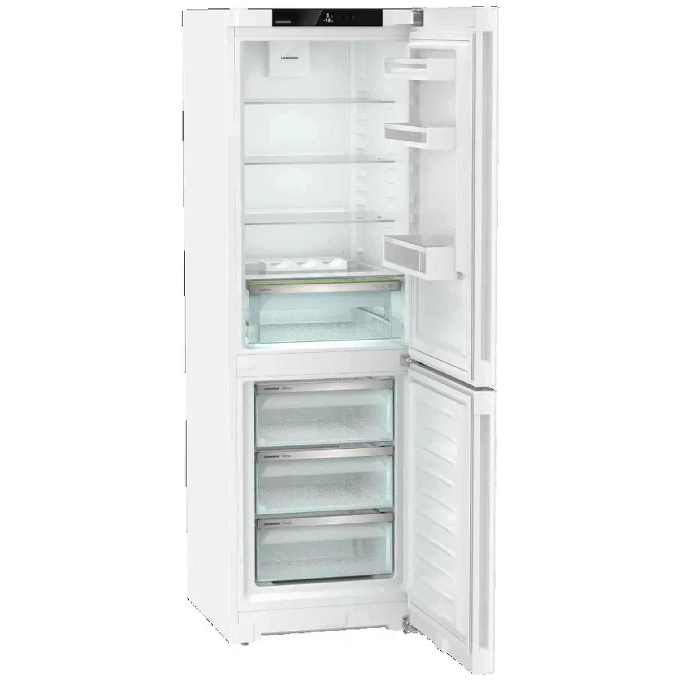 Un refrigerador blanco con la puerta abierta, mostrando estantes y cajones.