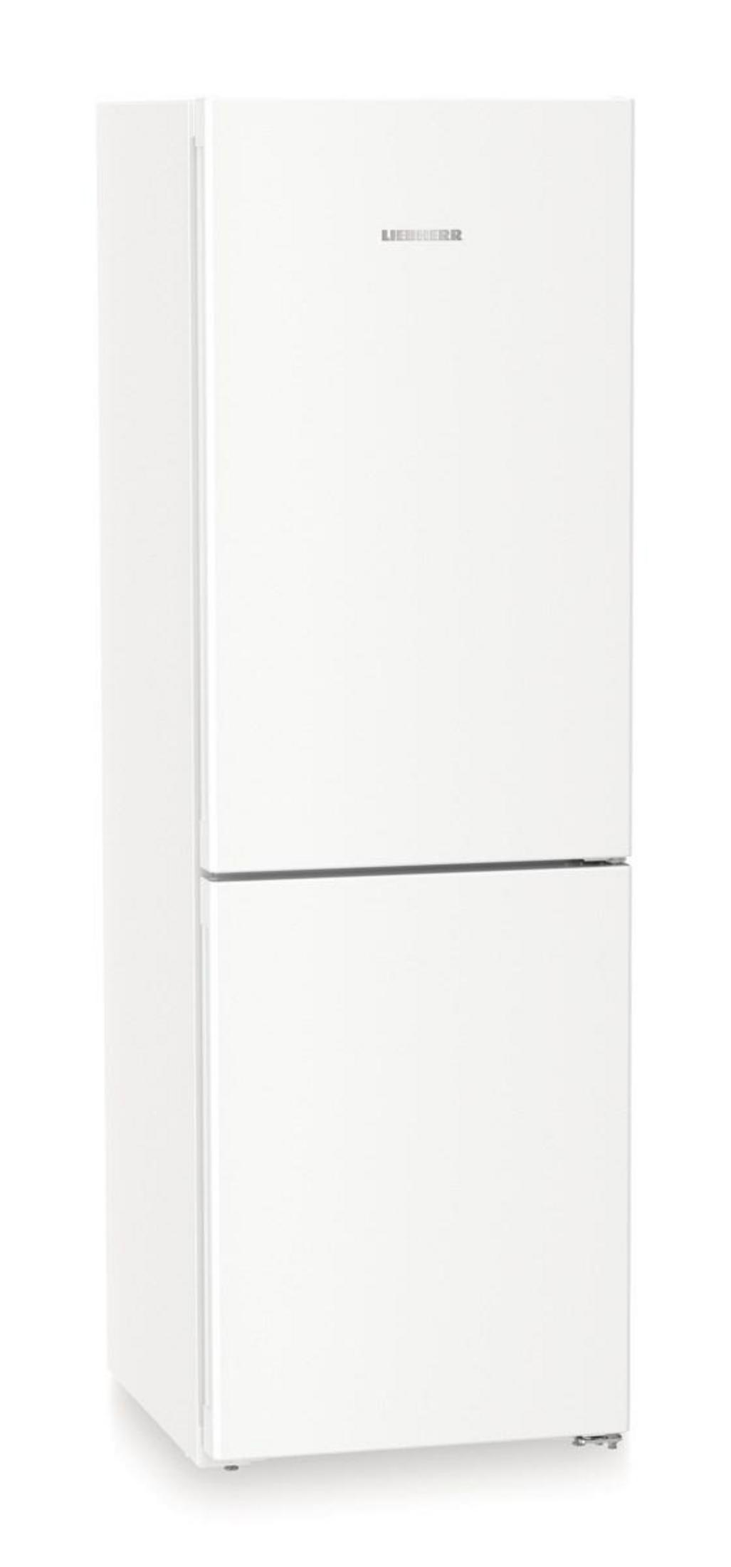 Un refrigerador Liebherr blanco independiente con dos puertas y logo plateado.