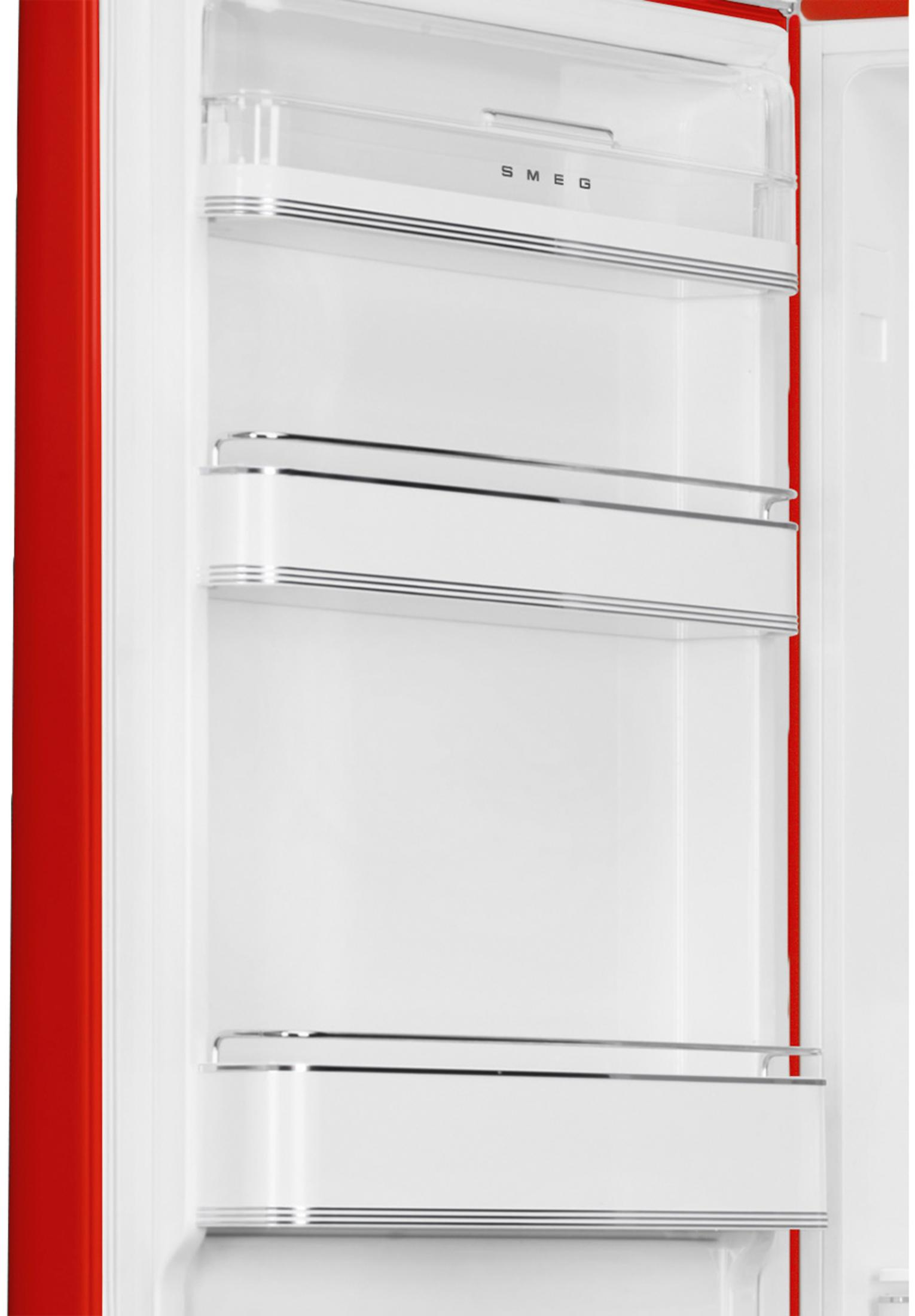 Interior de refrigerador rojo con estantes blancos y detalles metálicos.