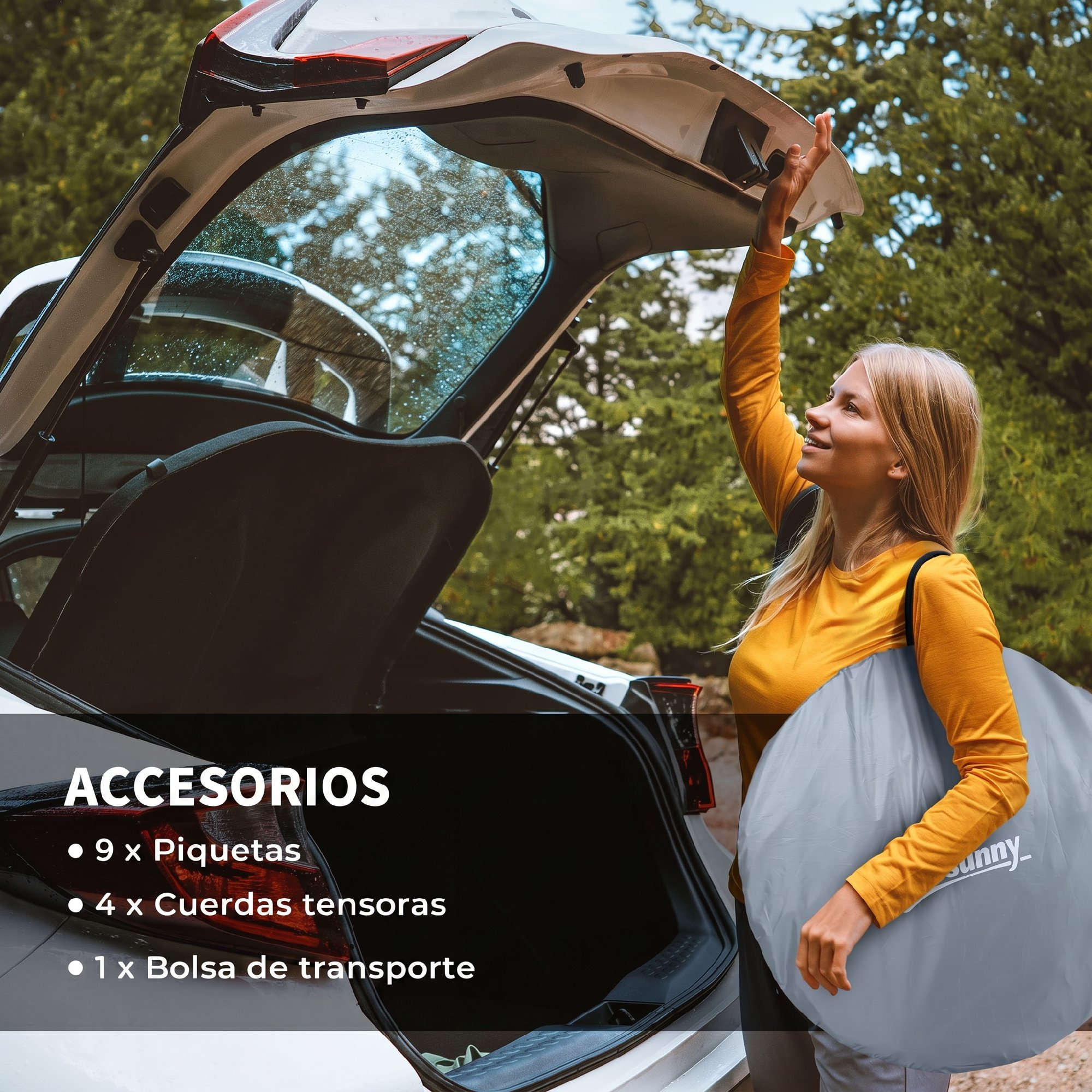 Una mujer cierra el maletero de su coche. Sostiene una bolsa de transporte gris.