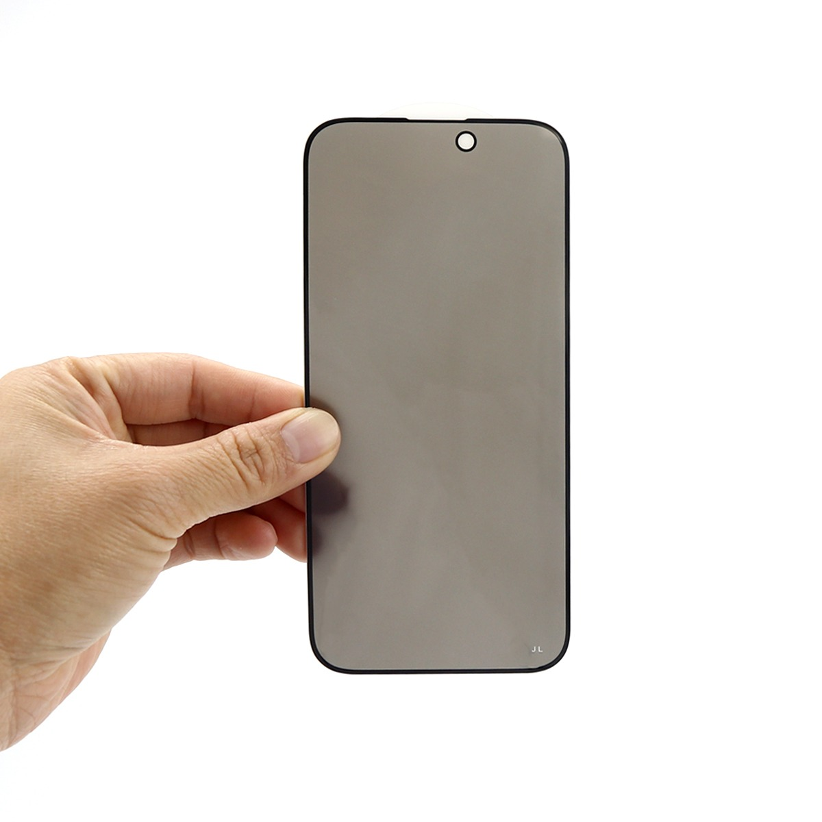 Eine Hand hält eine dunkelgraue Smartphone-Displayschutzfolie mit abgerundeten Ecken.