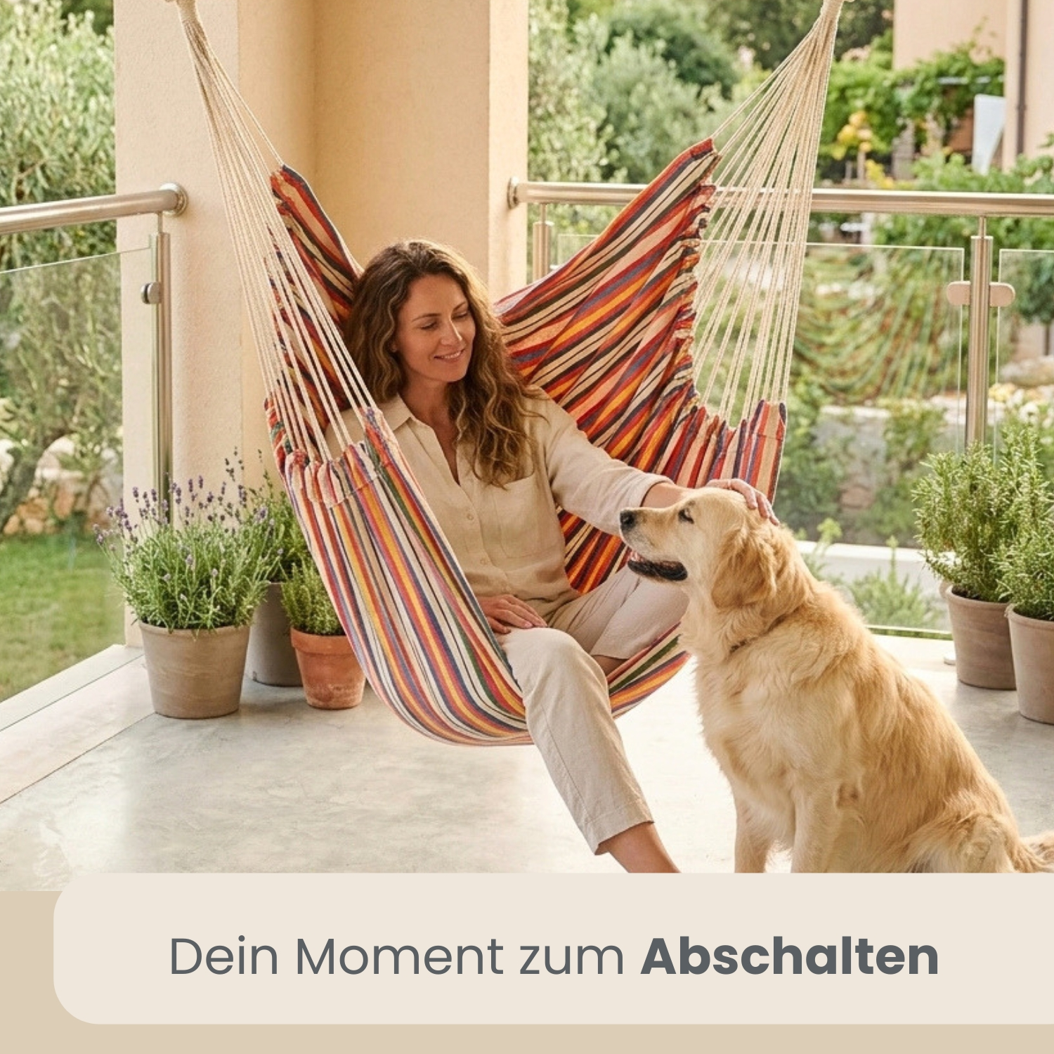Frau entspannt in Hängesessel mit gestreiftem Muster, streichelt goldenen Retriever.