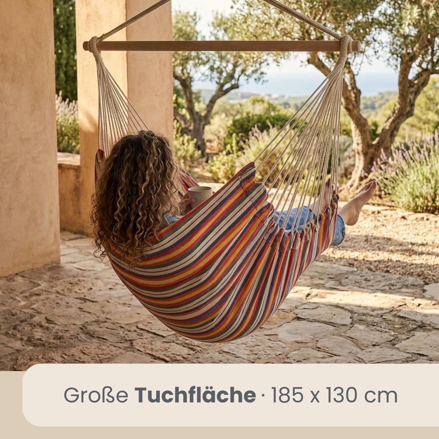 Frau entspannt in bunter Hängematte im Freien, mit Blick auf Bäume und Meer.