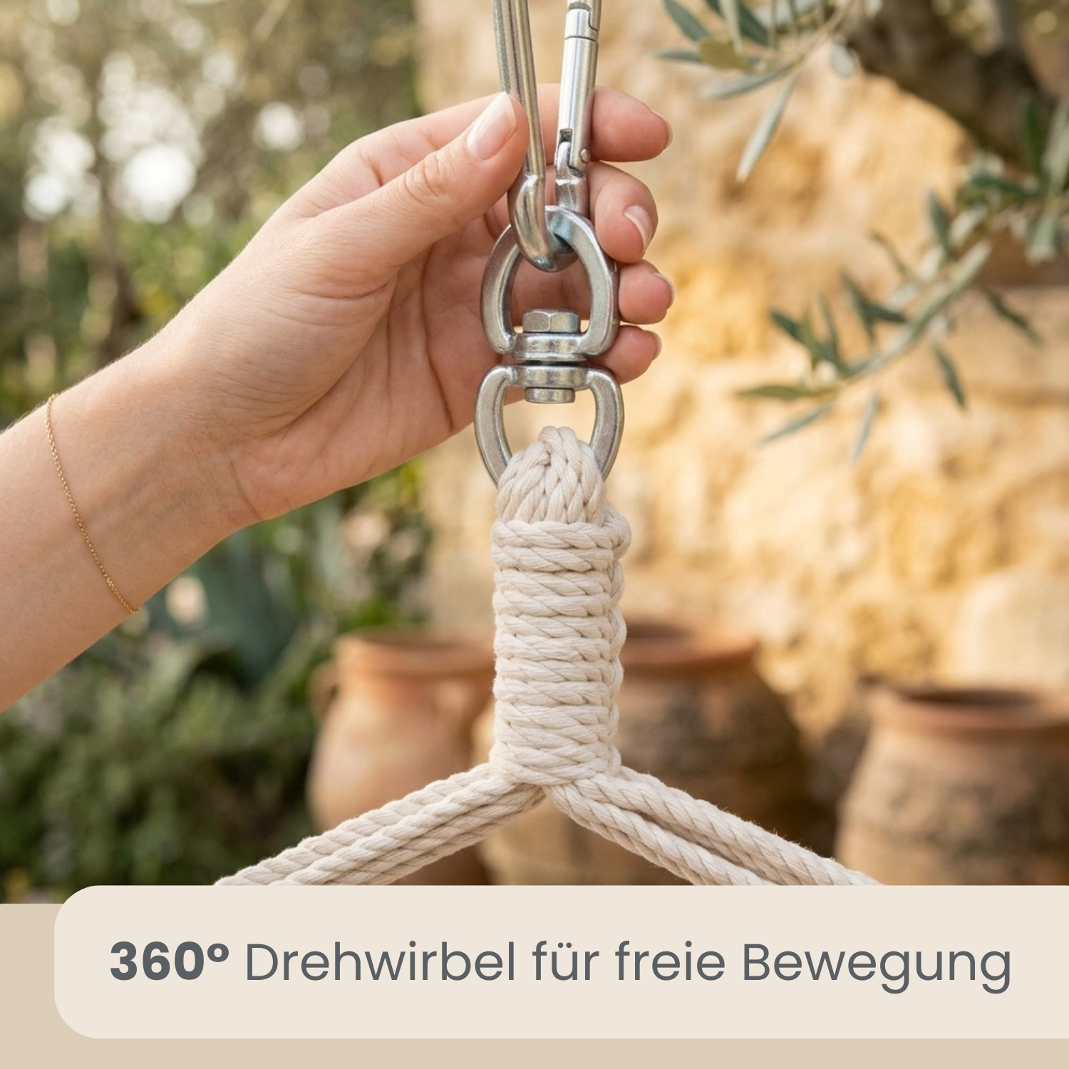 Hand hält Schaukelschwenkgelenk aus Metall mit Seil. Draußen.