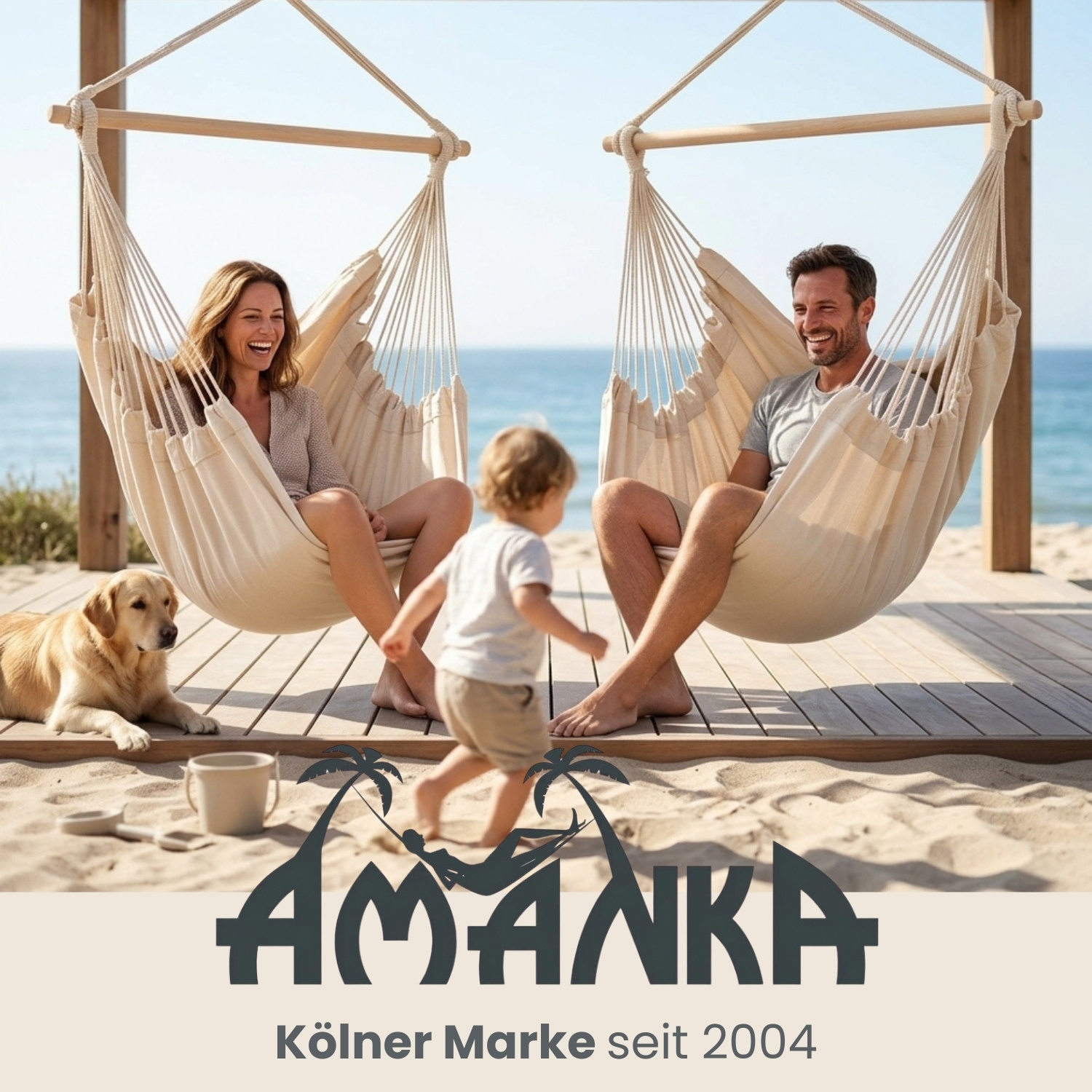 Familie und Hund entspannen am Strand in Hängesesseln, mit Logo.
