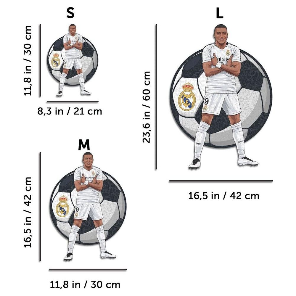 Drei Fußballfiguren in verschiedenen Größen vor Fußbällen.