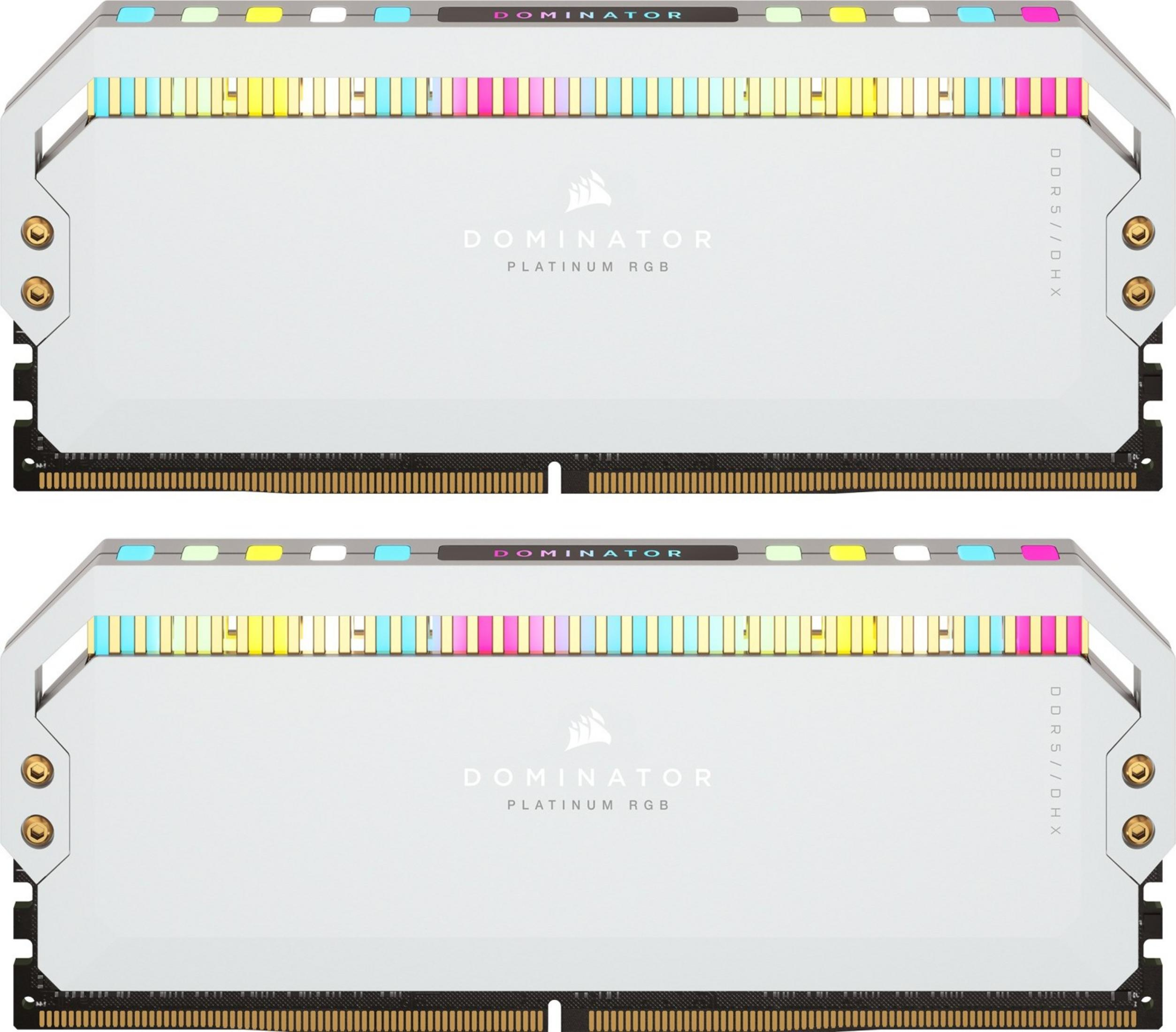 Zwei weiße Corsair Dominator RAM-Module mit RGB-Beleuchtung.