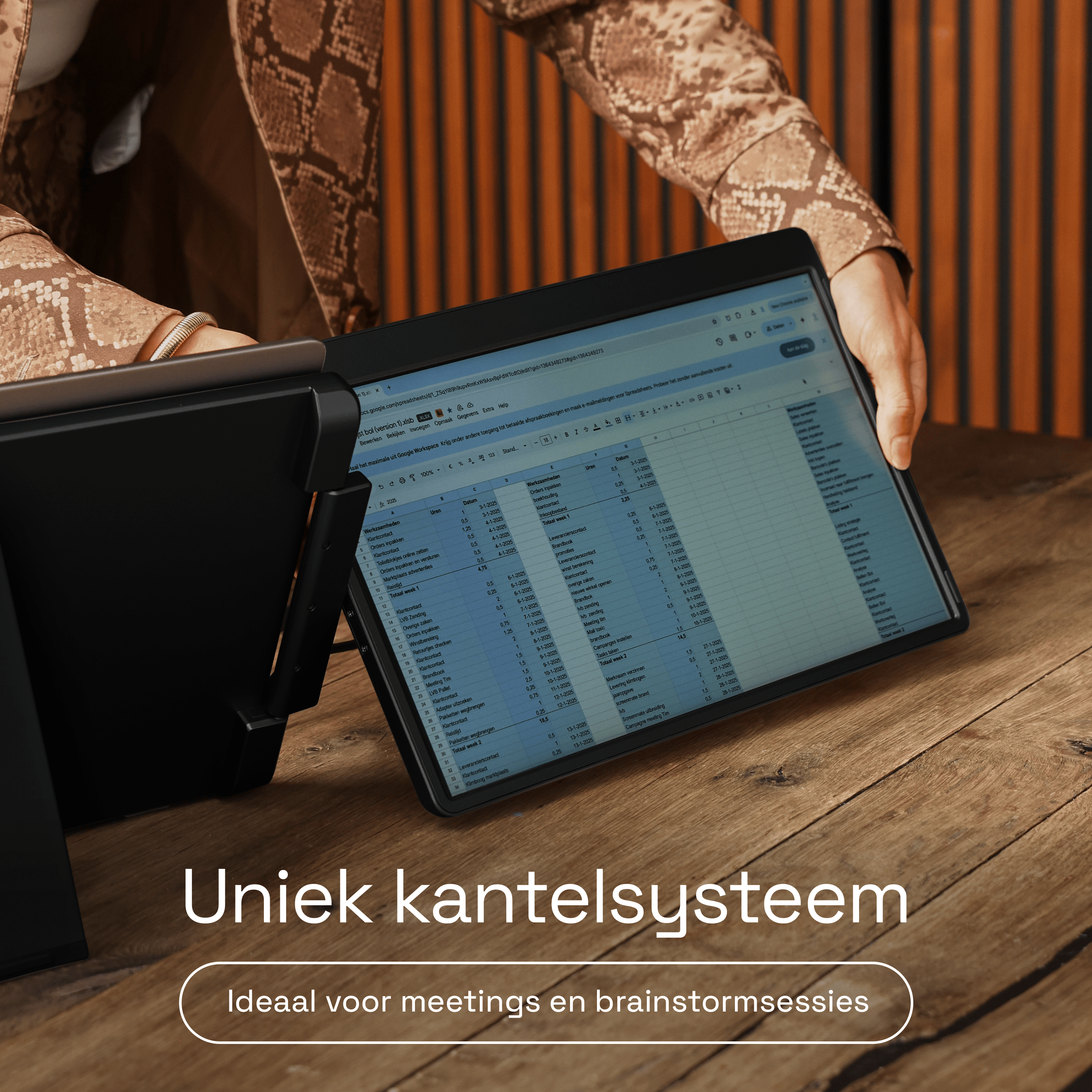 Personne en veste effet peau de serpent utilise une tablette avec tableur.