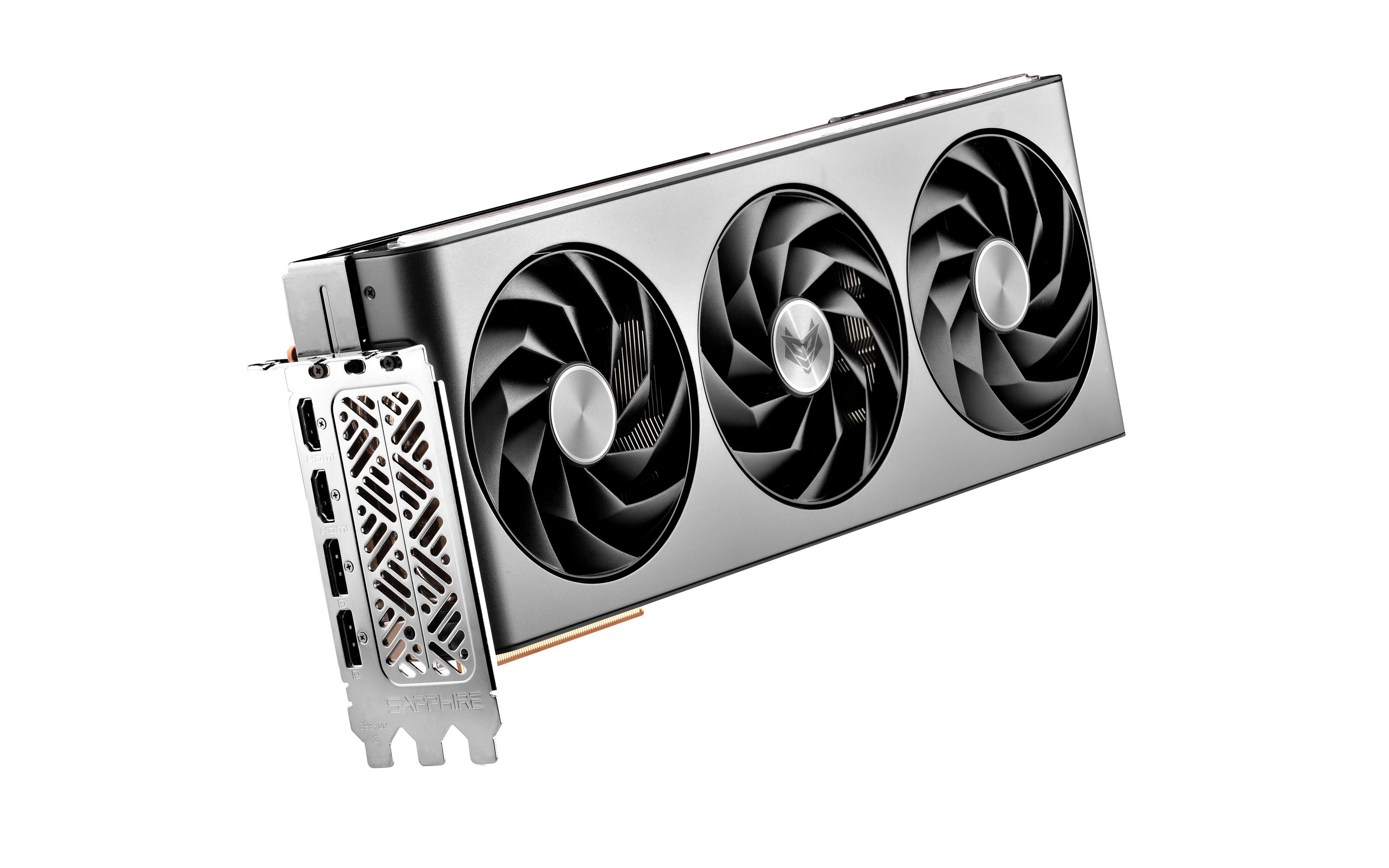 Una scheda grafica argentata con tre ventole e porte HDMI.