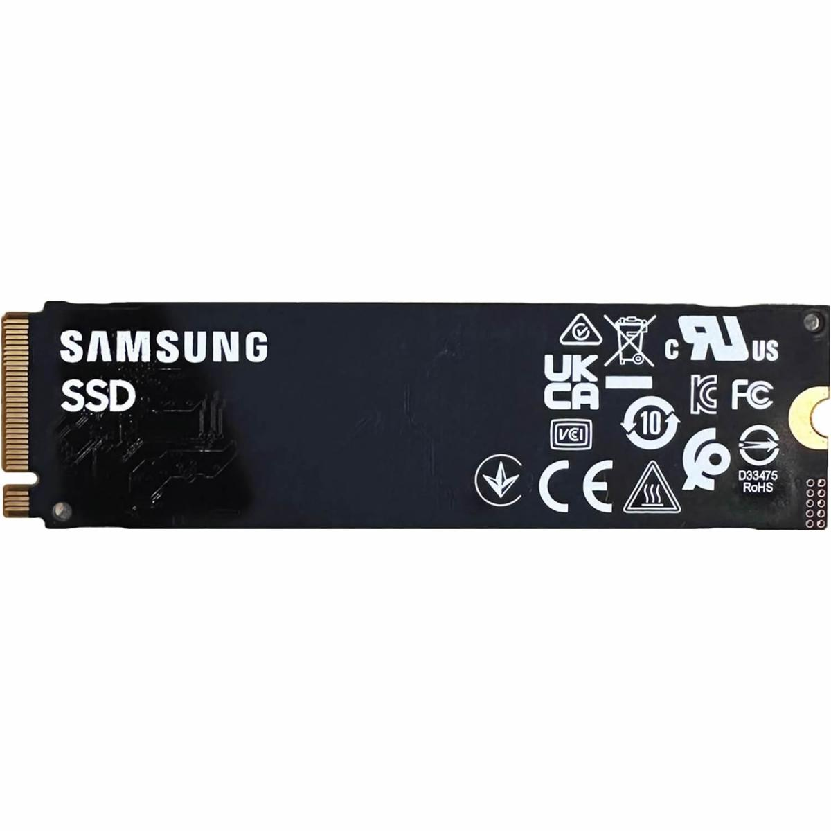 Samsung SSD konektörler ve sertifika işaretleri siyah arka plan üzerinde.