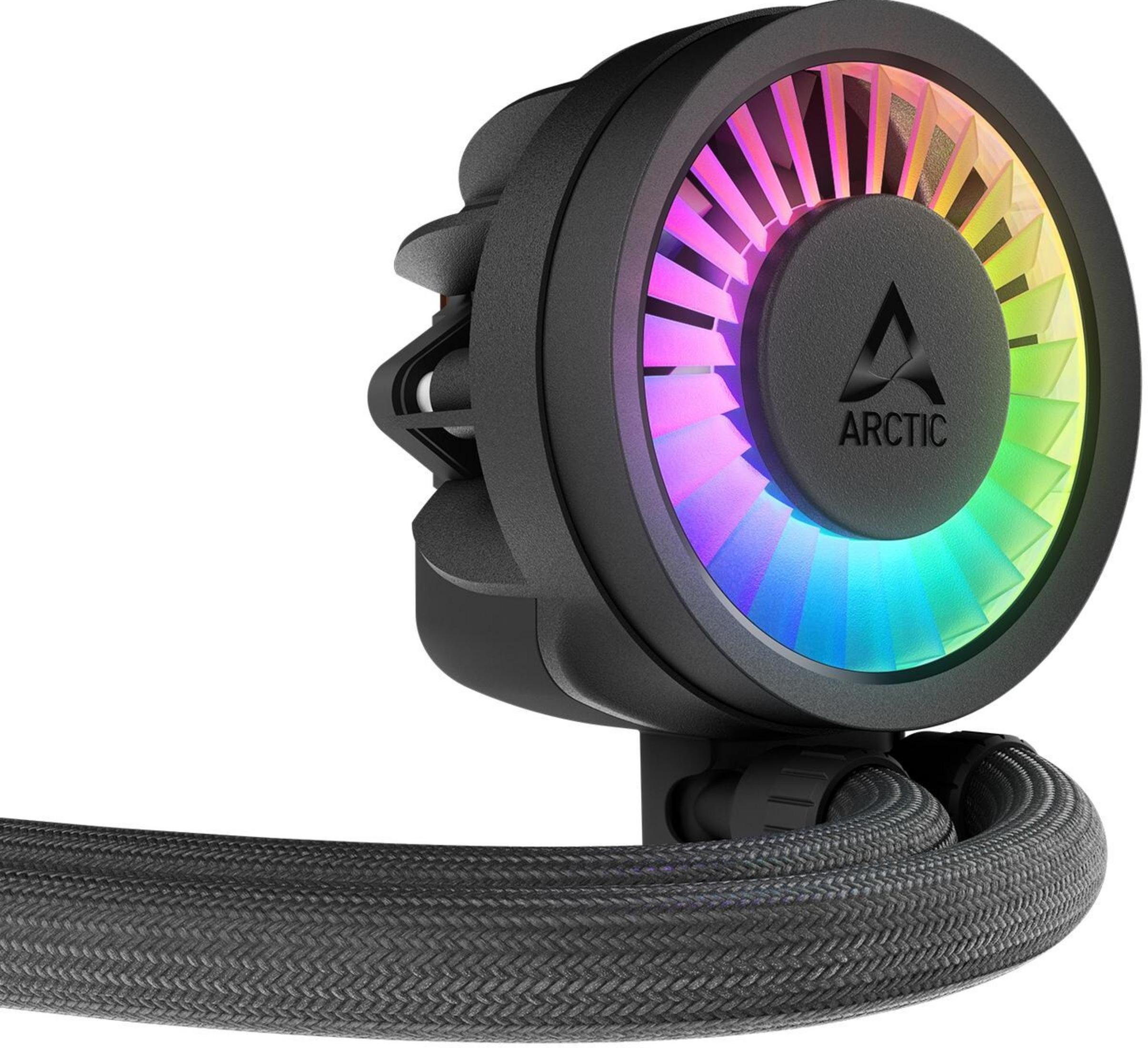 Una ventola nera con logo ARCTIC e LED colorati sopra un tubo intrecciato.
