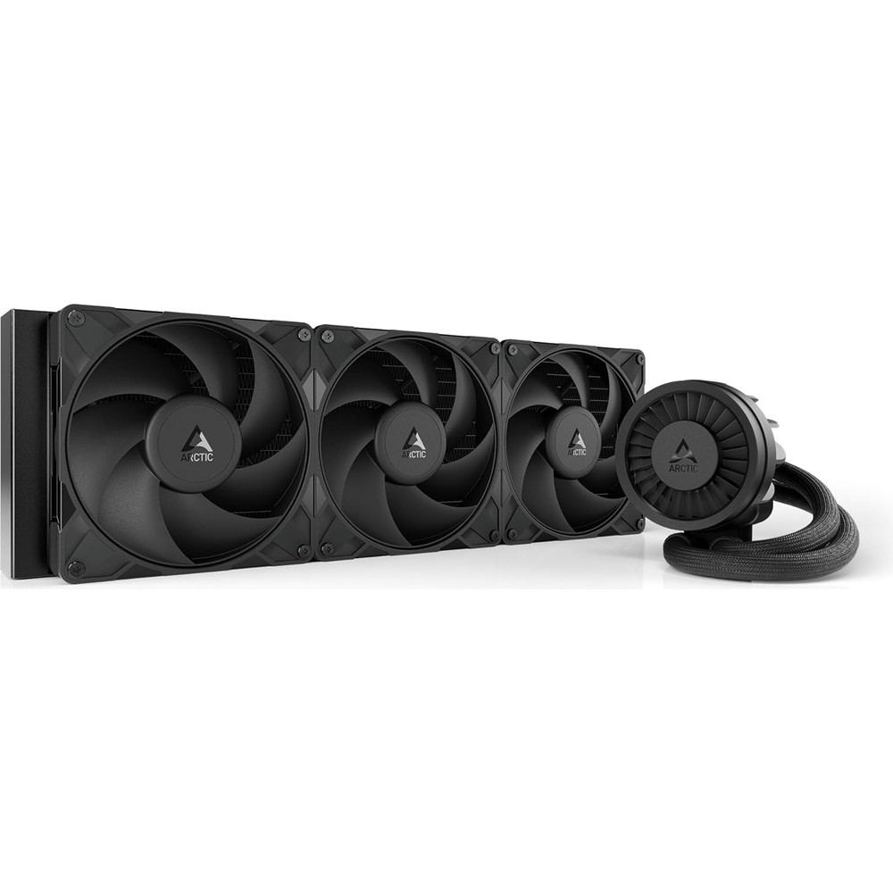 Un dissipatore CPU nero con tre ventole e una testa della pompa, su sfondo bianco.