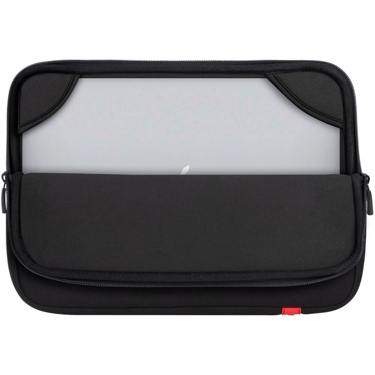 Schwarze Laptoptasche mit einem silbernen Laptop darin. Unten rechts ist eine rote Lasche sichtbar.