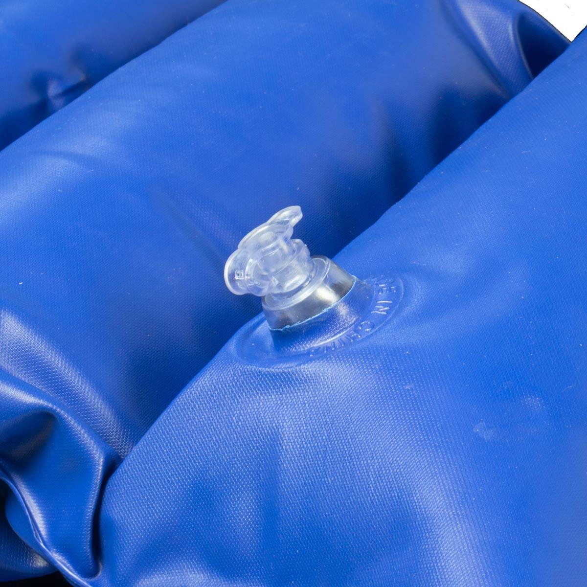 Blauer aufblasbarer Gegenstand mit transparentem Ventil. Nahaufnahme.