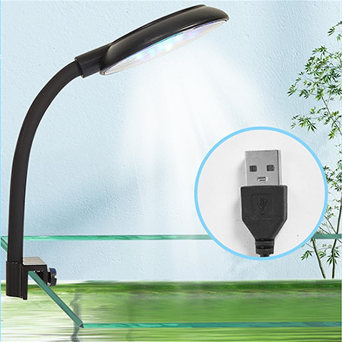 Schwarze Schwanenhals-LED-Lampe mit Klemme, zeigt USB-Anschluss. Blauer Himmel Hintergrund.