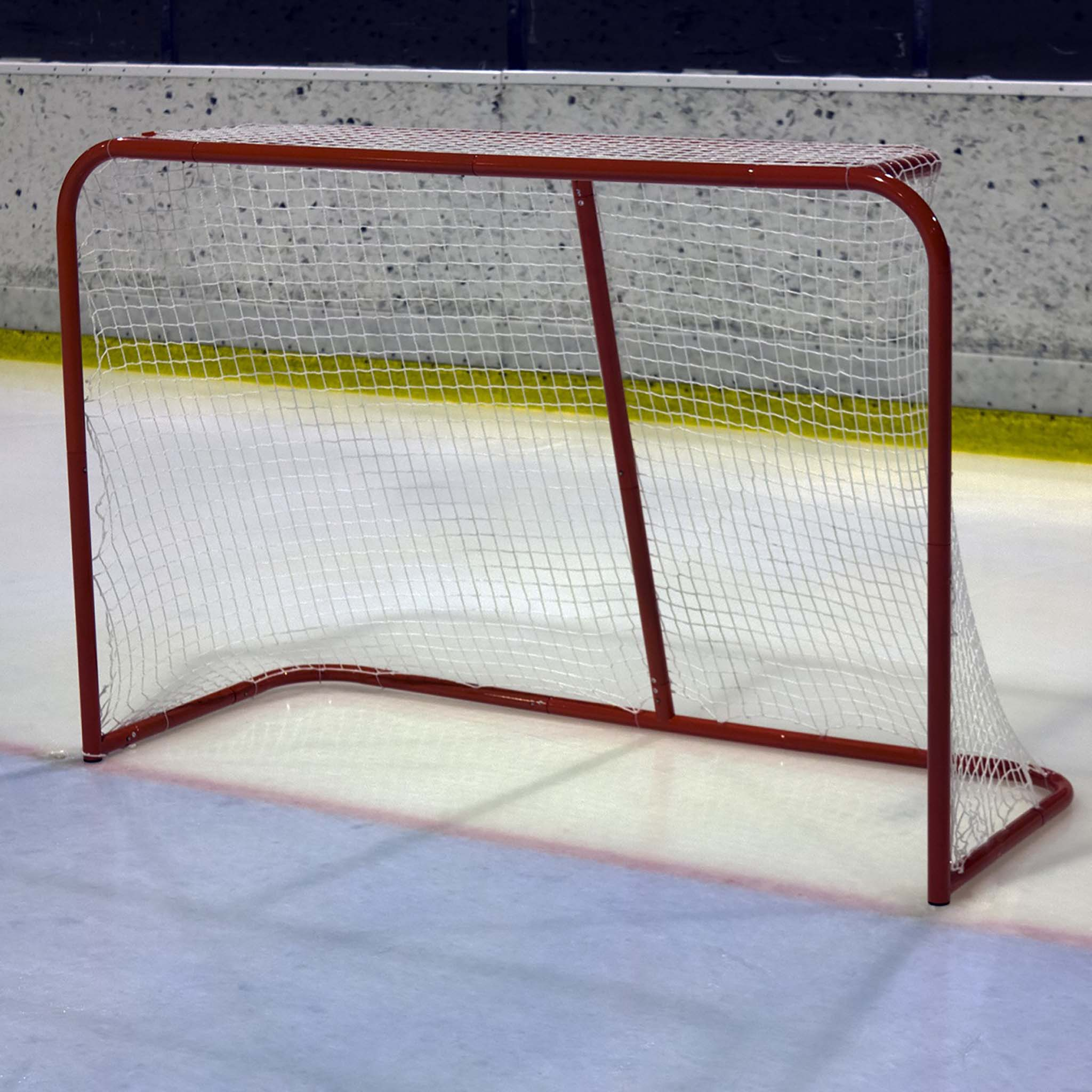 Ein rotes Hockeyschläger-Tor mit Netz auf Eis