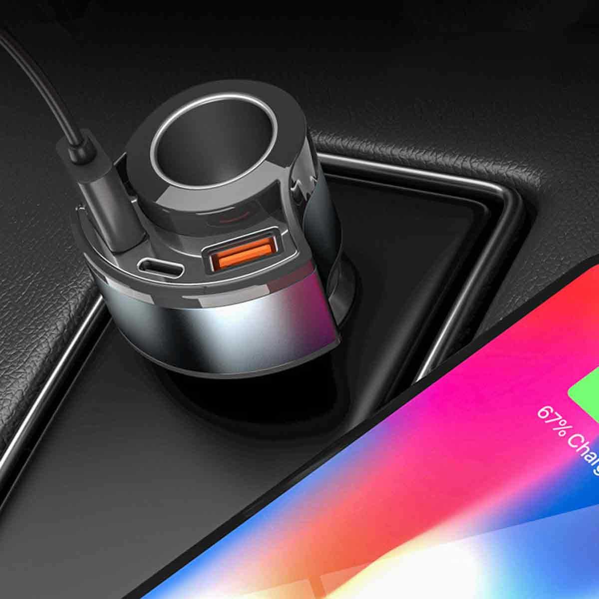 Ein schwarzer Auto-Ladegerät mit USB-Anschlüssen und einer Kordel, die in ein Smartphone gesteckt wird.