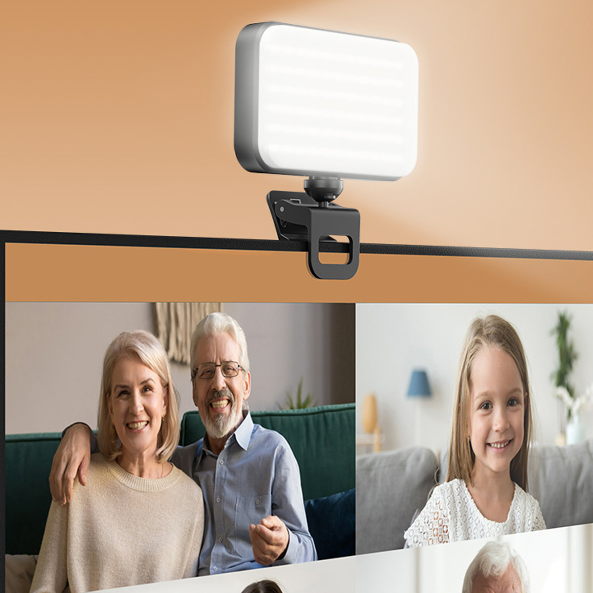 Ein Clip-on-Licht über einem Bildschirm mit drei Videocalls: älteres Paar, junges Mädchen, älterer Mann.