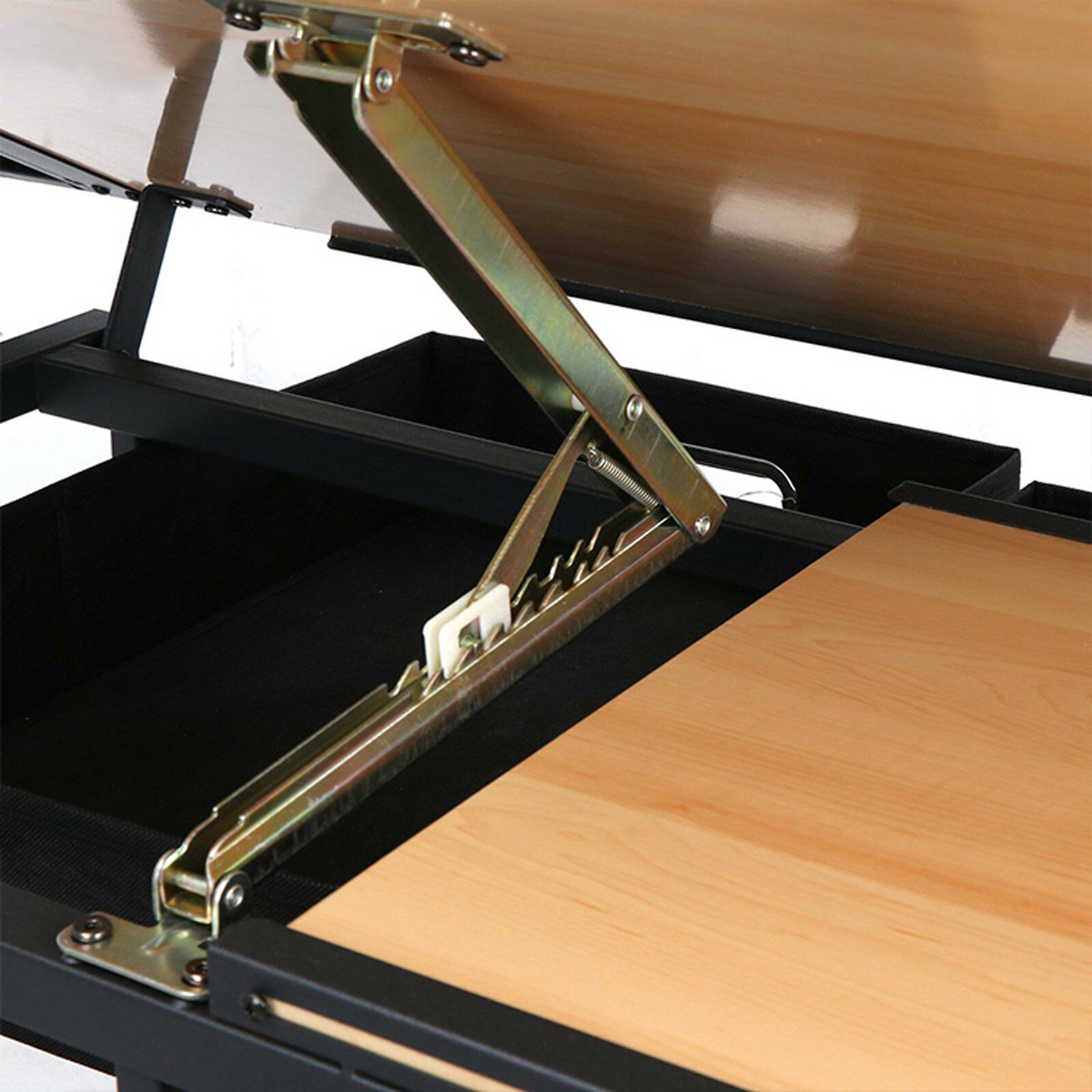 Verstellbarer Holztisch mit Metallscharnier und schwarzen Stoffschubladen.