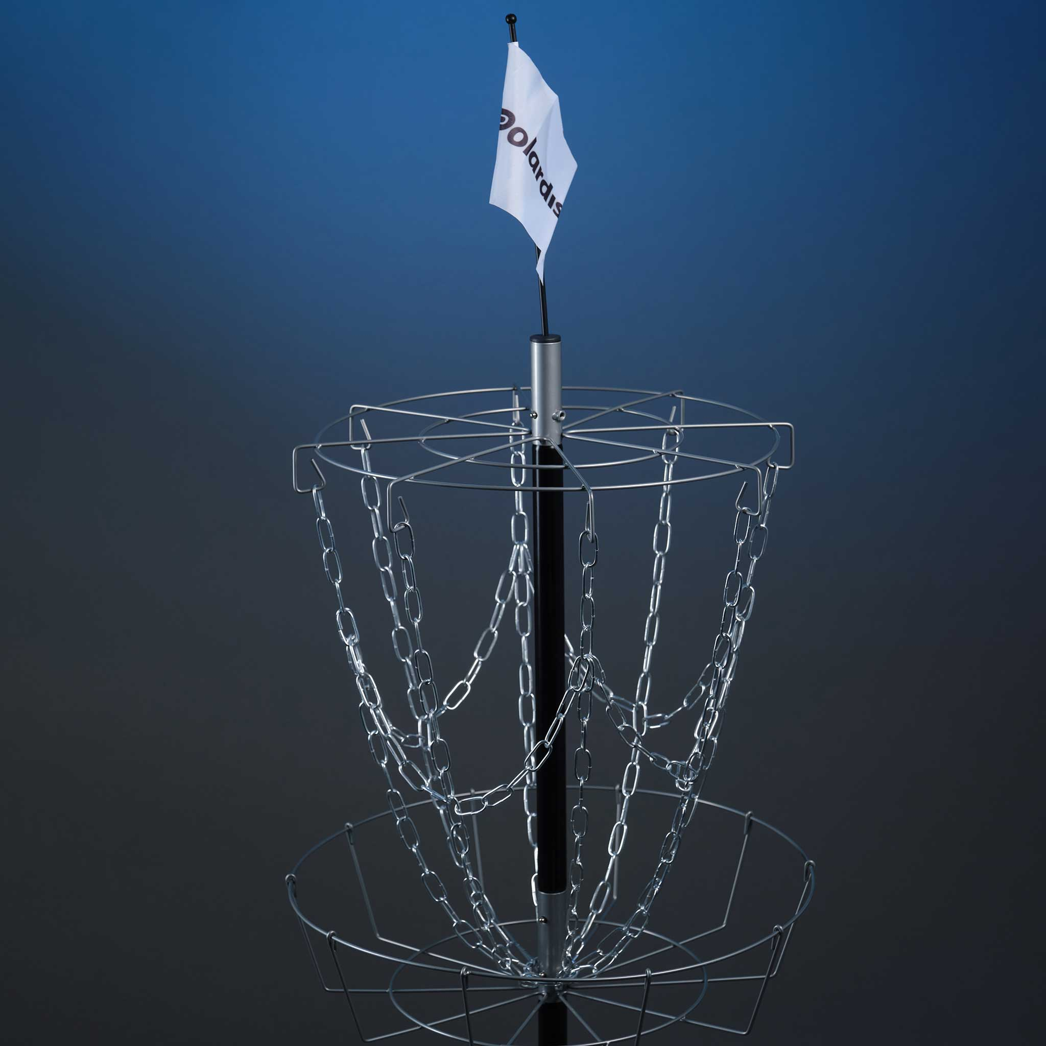 Eine Discgolfkorbansicht von vorne mit einer weißen Fahne mit Logo.