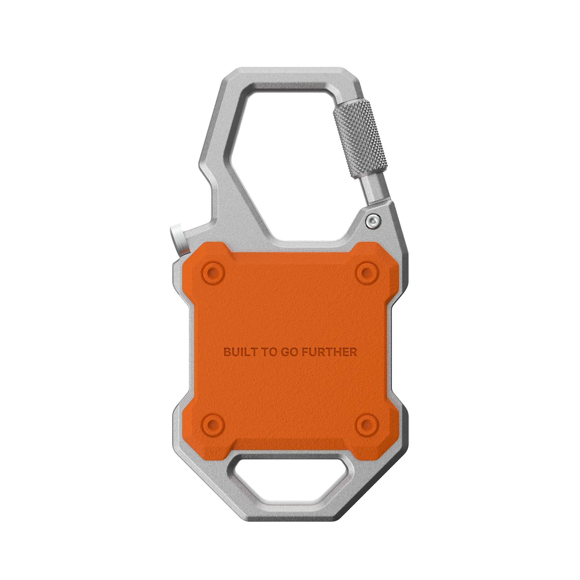 Ein silberner Karabiner mit orangefarbener Platte und der Aufschrift "BUILT TO GO FURTHER".