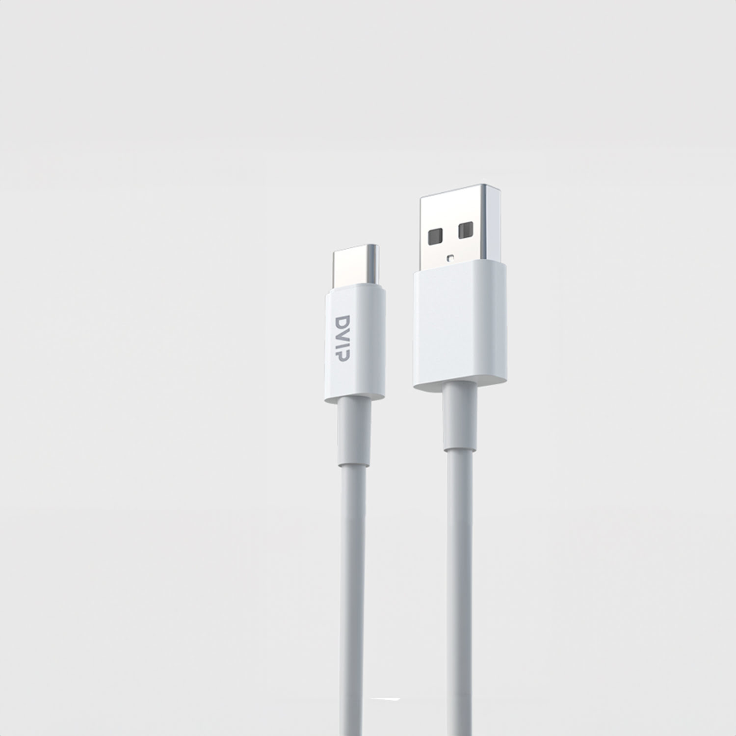 Beyaz bir USB-C ve bir USB-A kablosu yan yana duruyor.