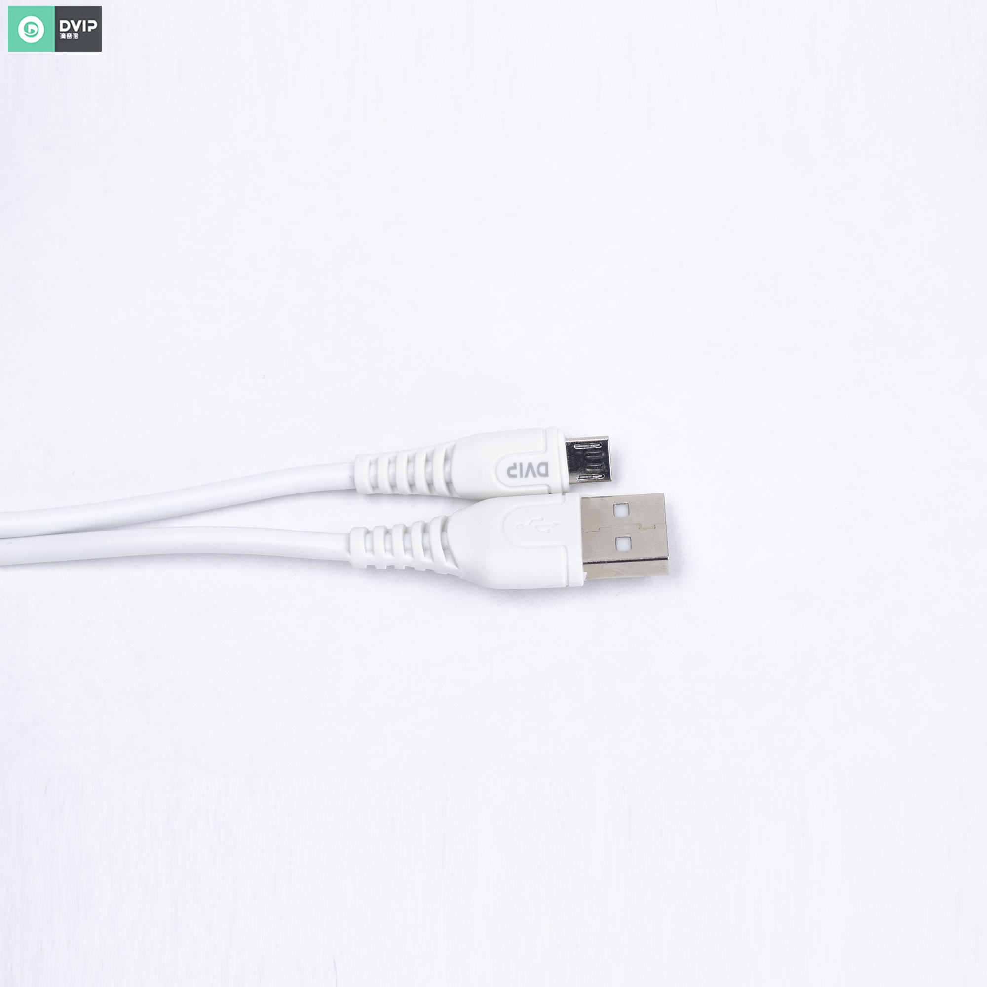 USB-A ve mikro-USB konektörlü beyaz bir USB kablosu.