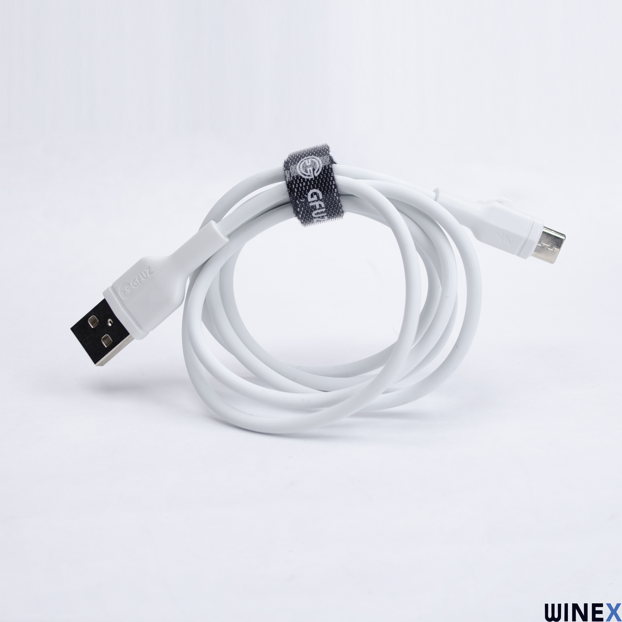 Gümüş konektörlü, siyah cırt cırtlı beyaz USB kablosu.