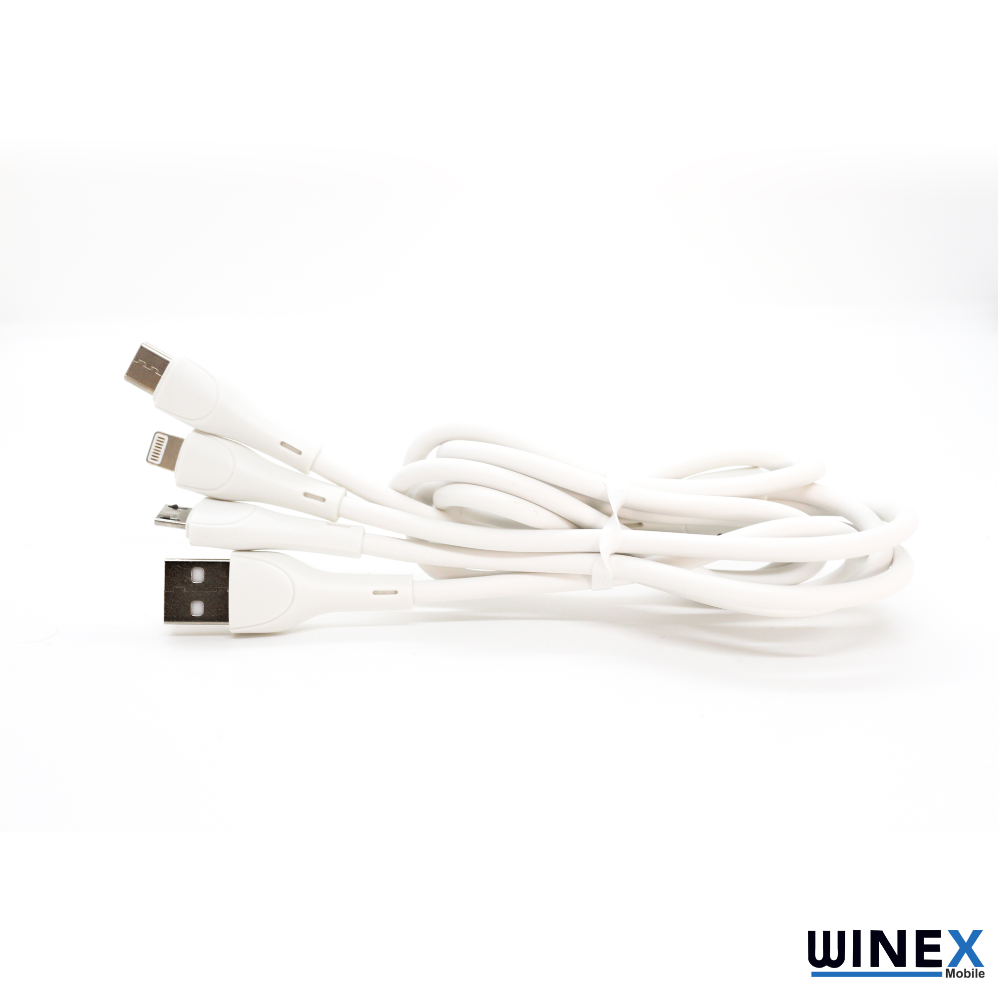 Üç farklı konektöre sahip beyaz USB kablosu: USB-A, USB-C ve Lightning.