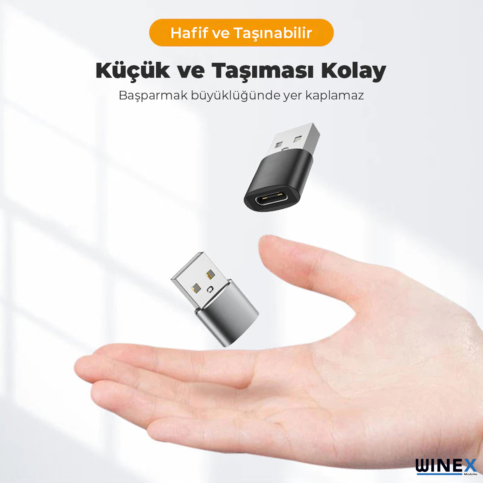 Bir el, biri gümüş rengi diğeri siyah iki küçük USB adaptörü tutuyor.