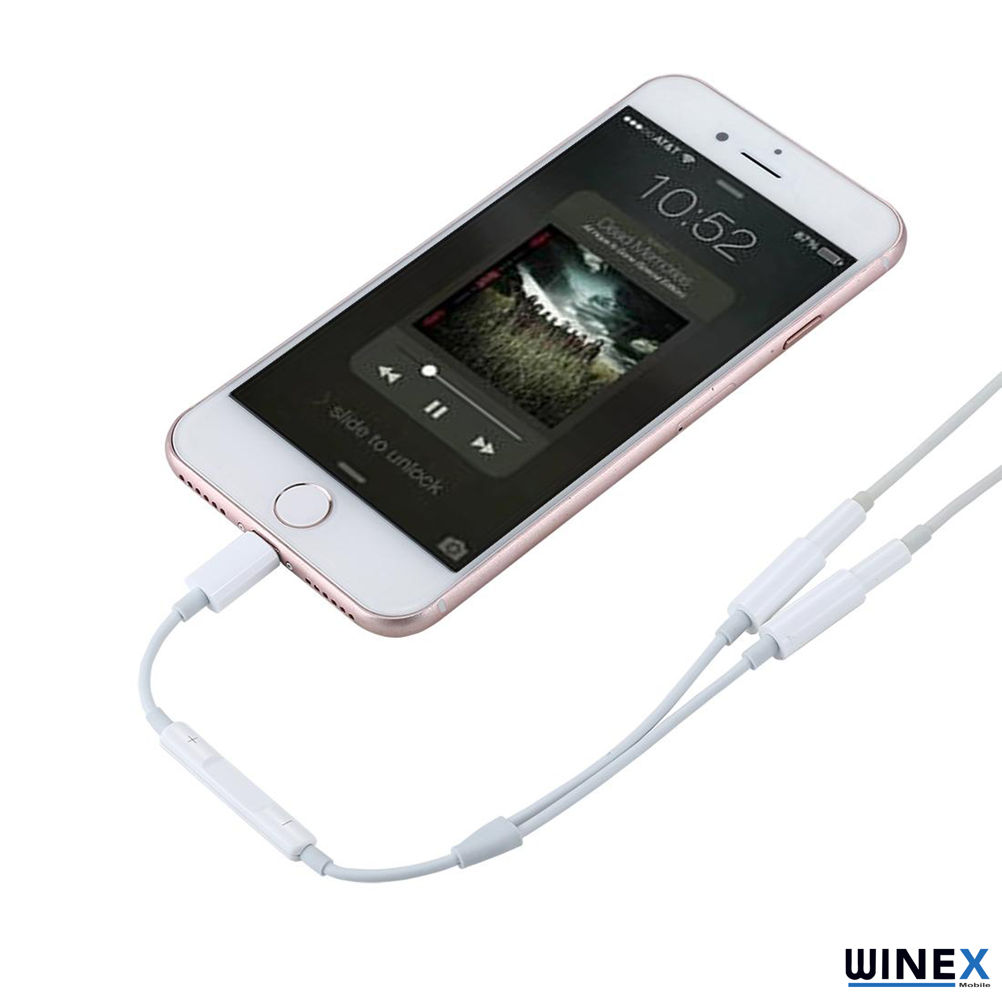Müzik çaları gösteren, ayırıcı kabloya bağlı gül altın rengi bir iPhone.