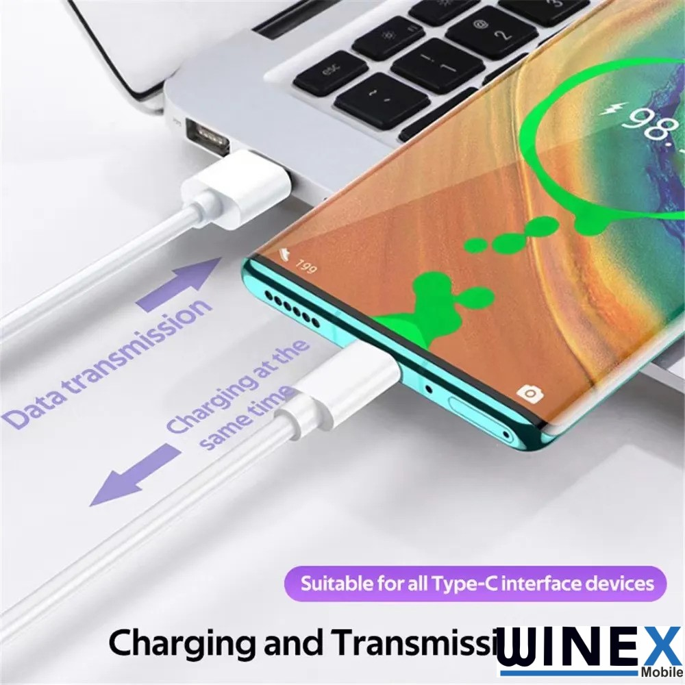 Bir telefon, %98 pil göstererek bir dizüstü bilgisayardan USB-C ile şarj oluyor.