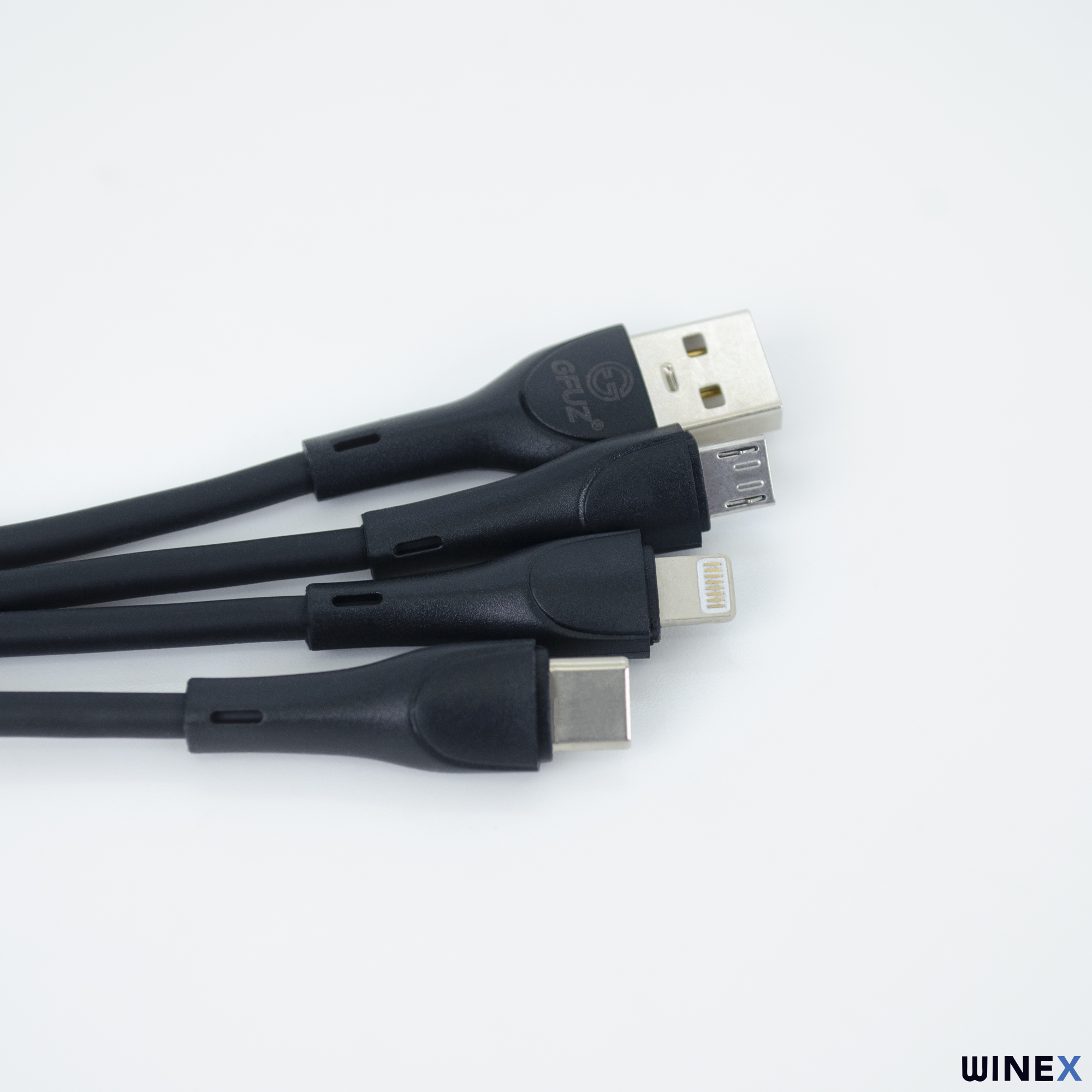 Dört siyah kablo farklı konnektörlerle: USB, Micro-USB, Lightning ve USB-C.