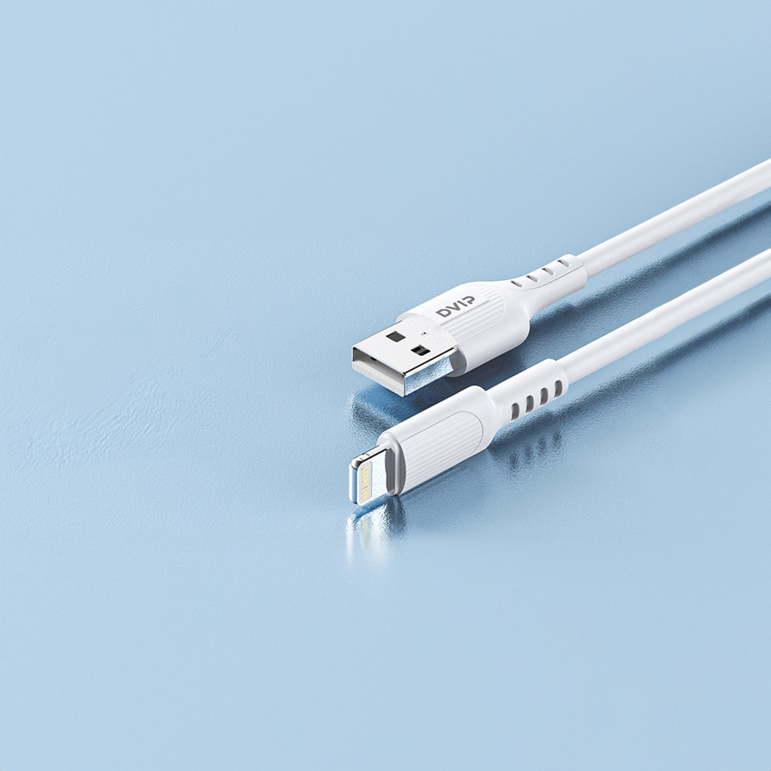 Mavi arka plan üzerinde beyaz bir USB-Lightning kablosu.