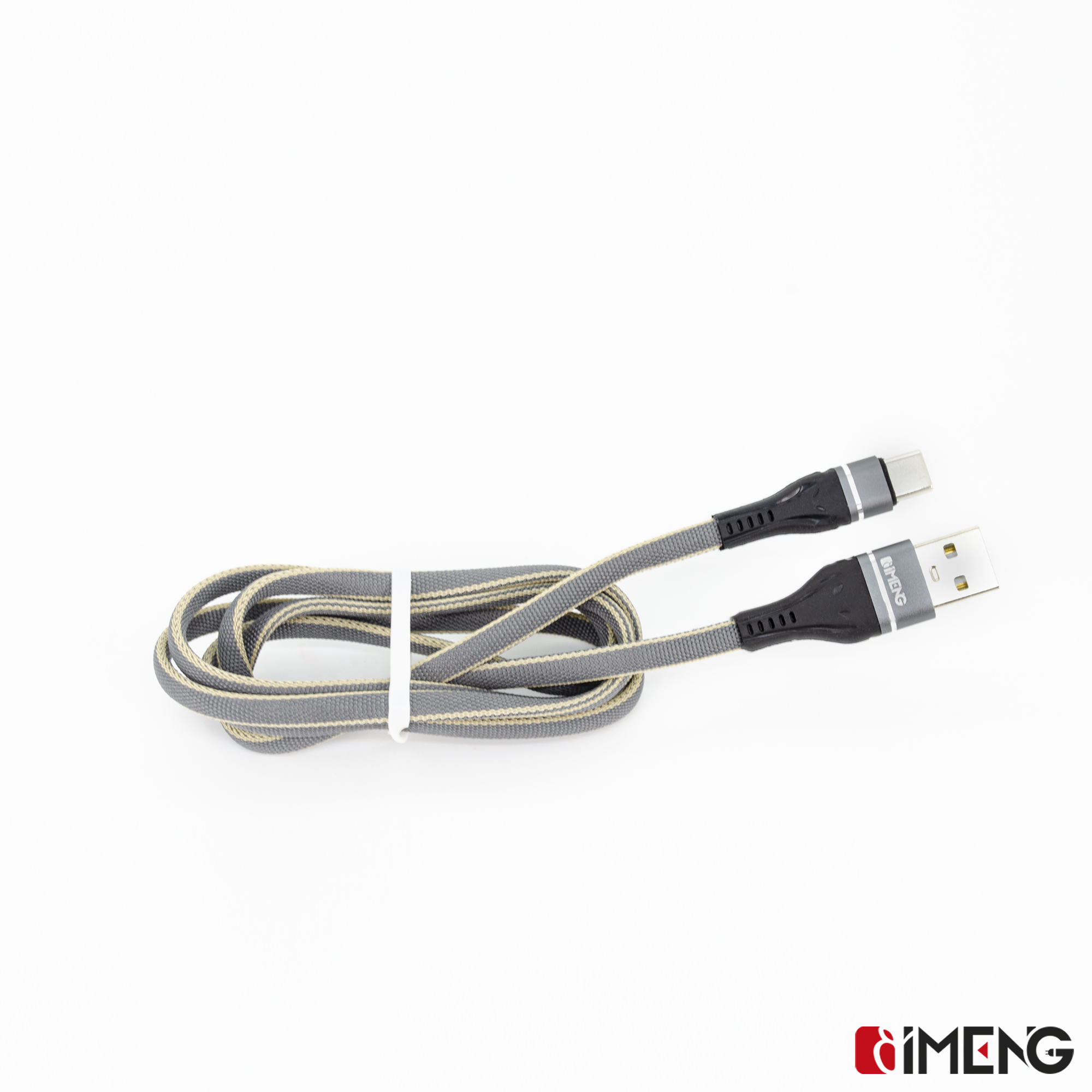 Gri USB-C - USB-A şarj kablosu, beyaz zeminde iki konektörlü.