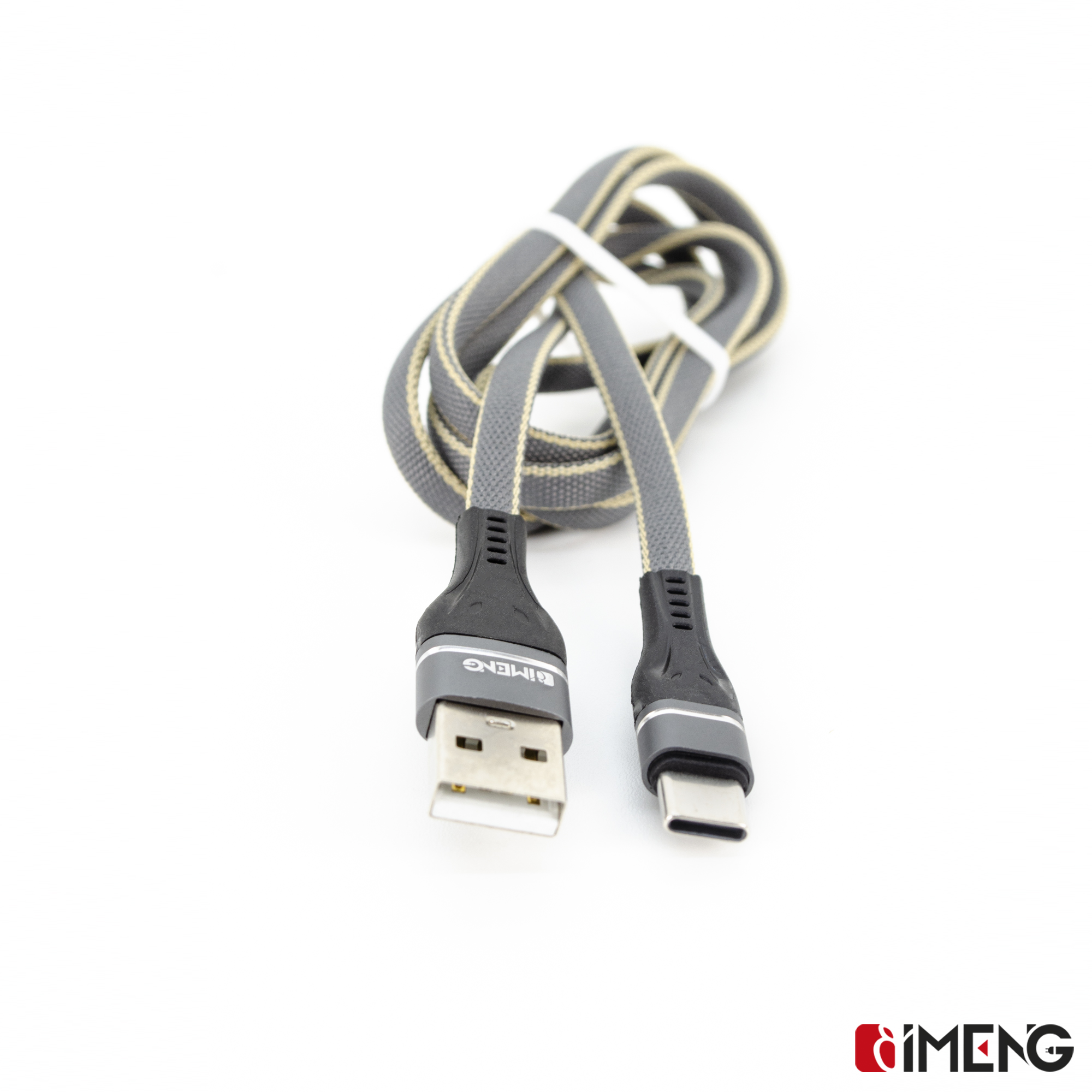 Bej çizgili kumaş örgülü gri USB-C kablo ve gümüş konektörler.