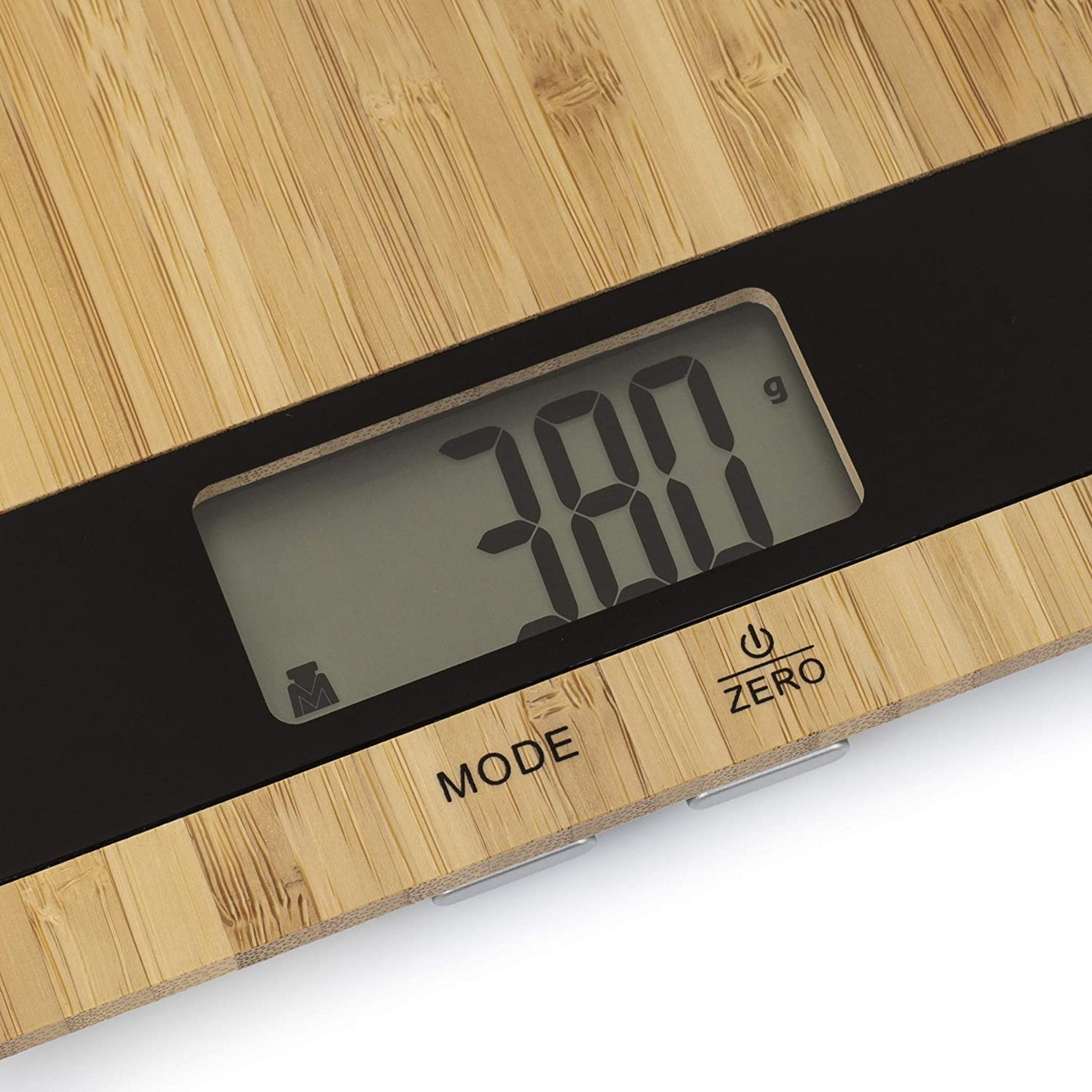 Bambusowa waga cyfrowa z czarnym paskiem pokazuje 380g.