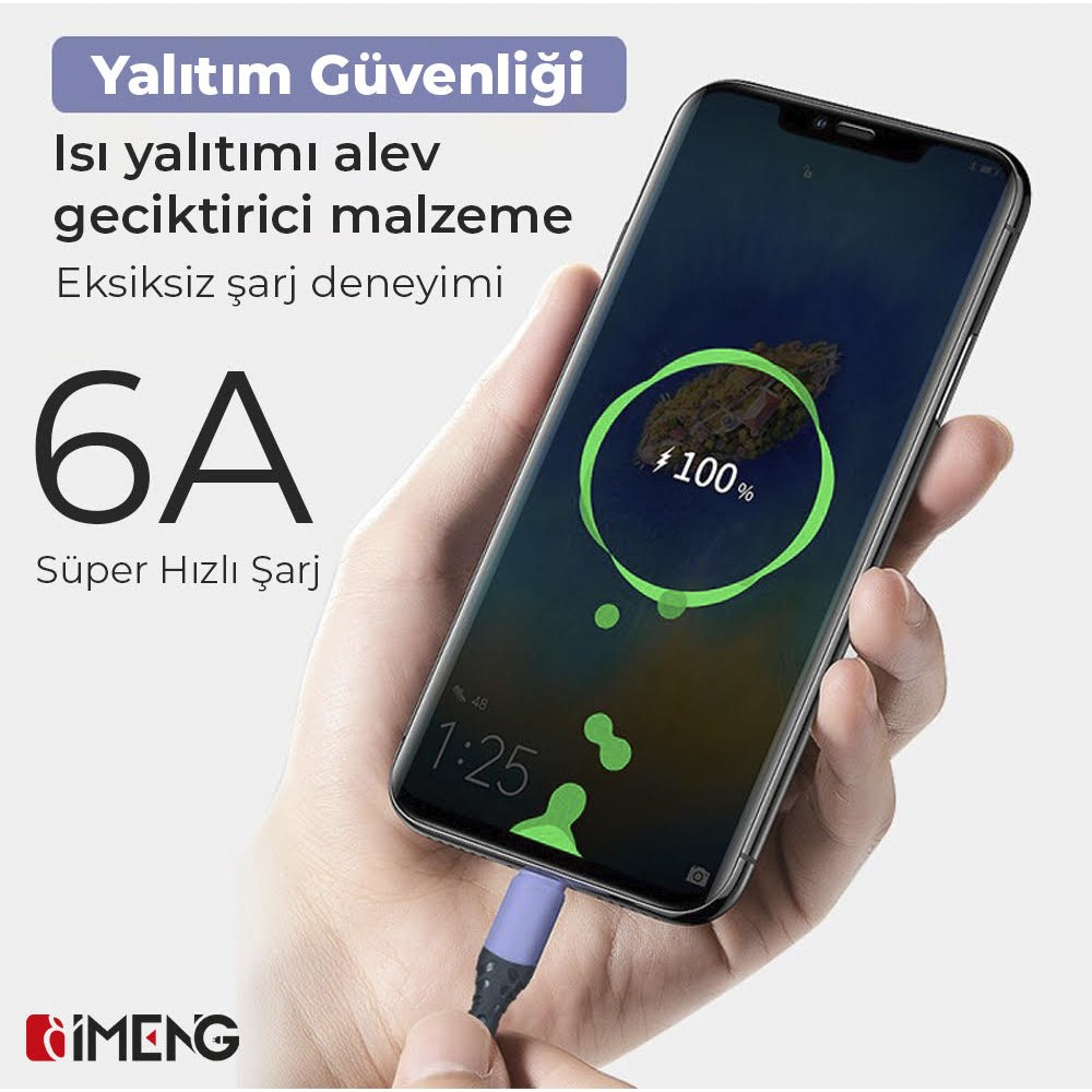 El, %100 şarj gösteren kablolu akıllı telefonu tutuyor.