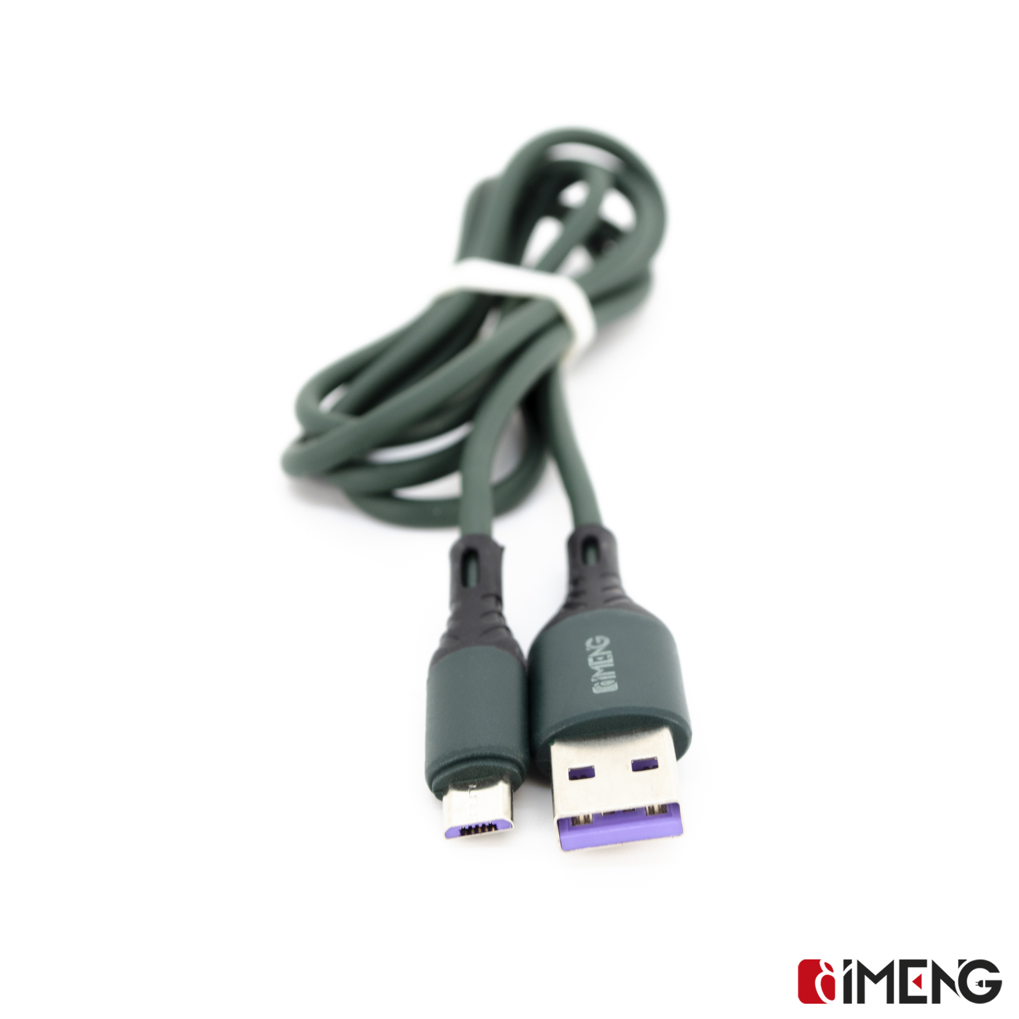 Mor konektörlü yeşil USB-C - USB-A kablosu, beyaz arka plan üzerinde.