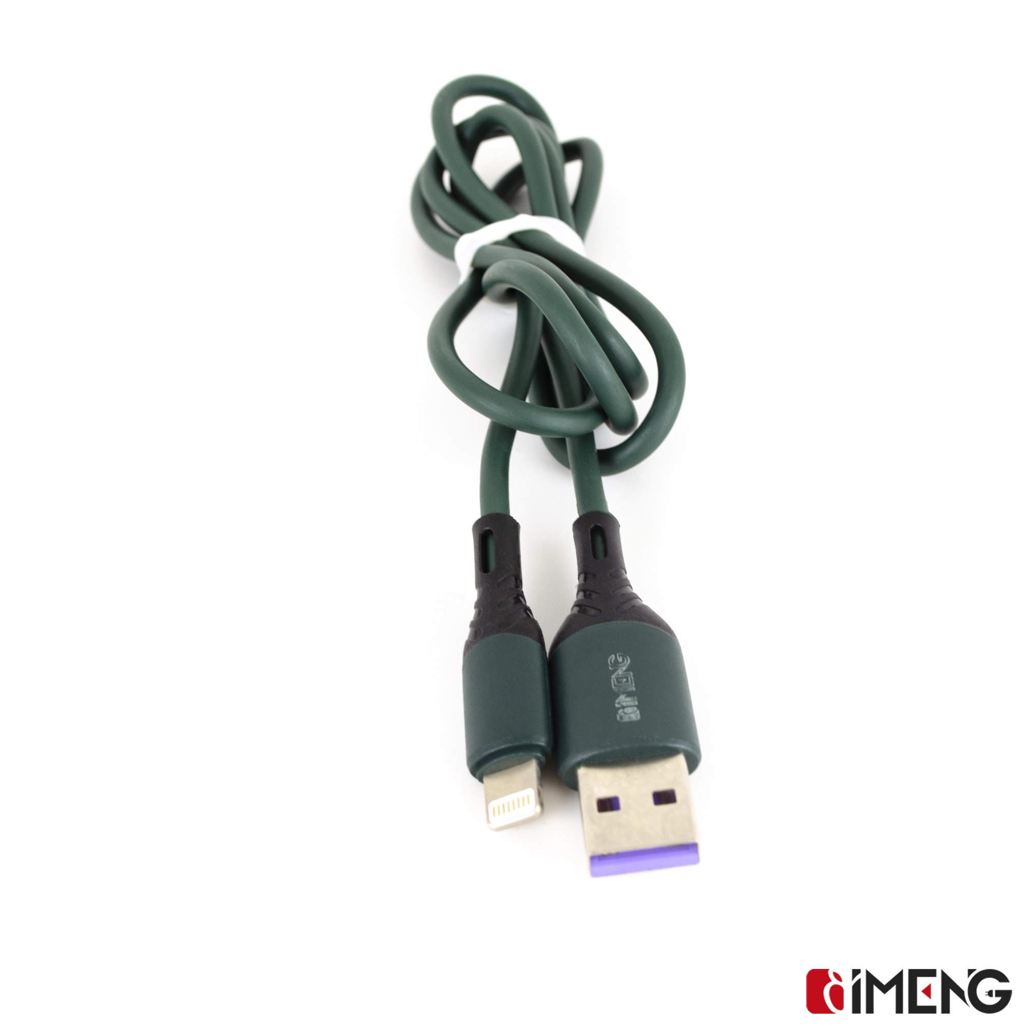 Beyaz arka plan üzerinde USB-A ve Lightning konektörlü yeşil şarj kablosu.