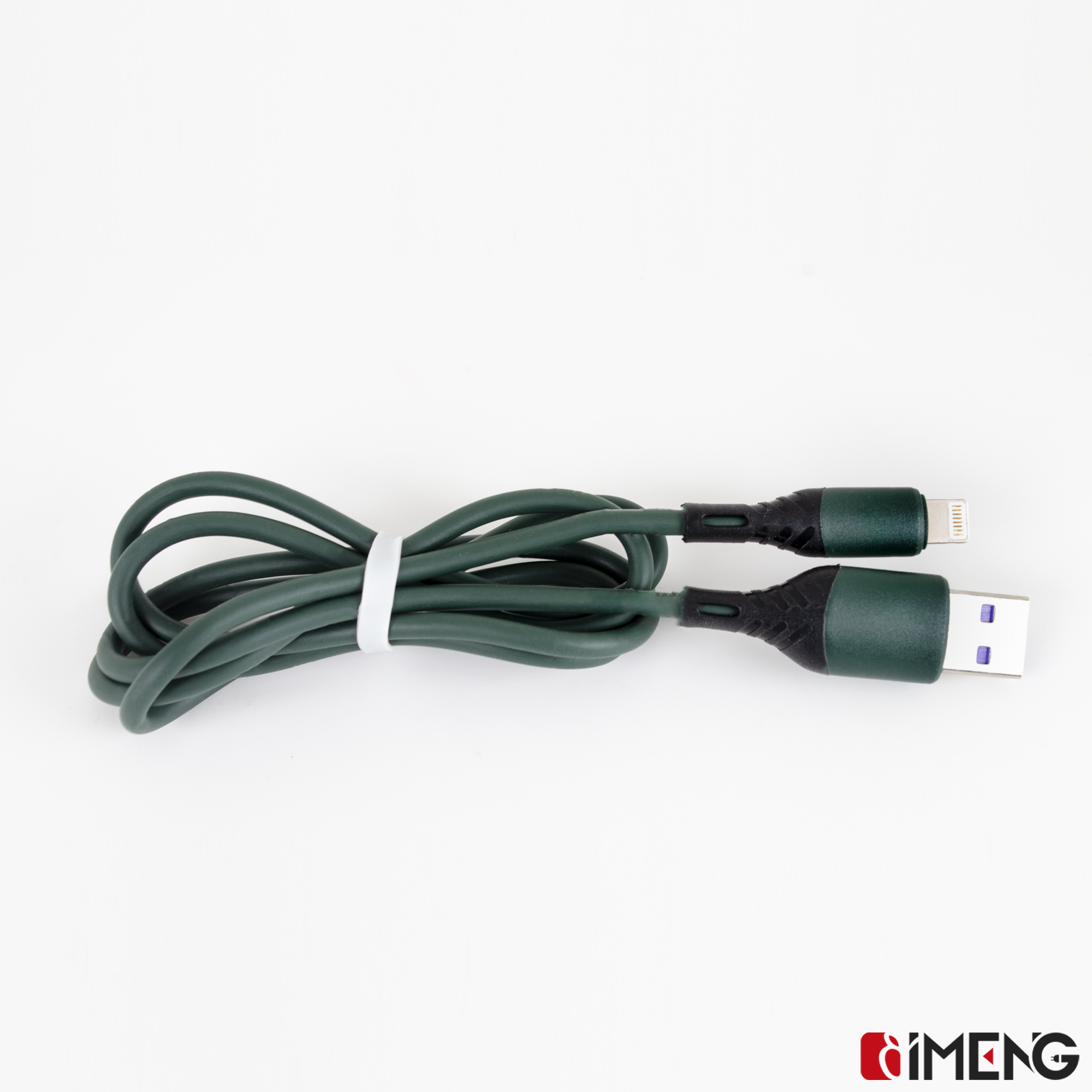 Beyaz arka plan üzerinde USB-A ve Lightning konektörlü yeşil şarj kablosu.