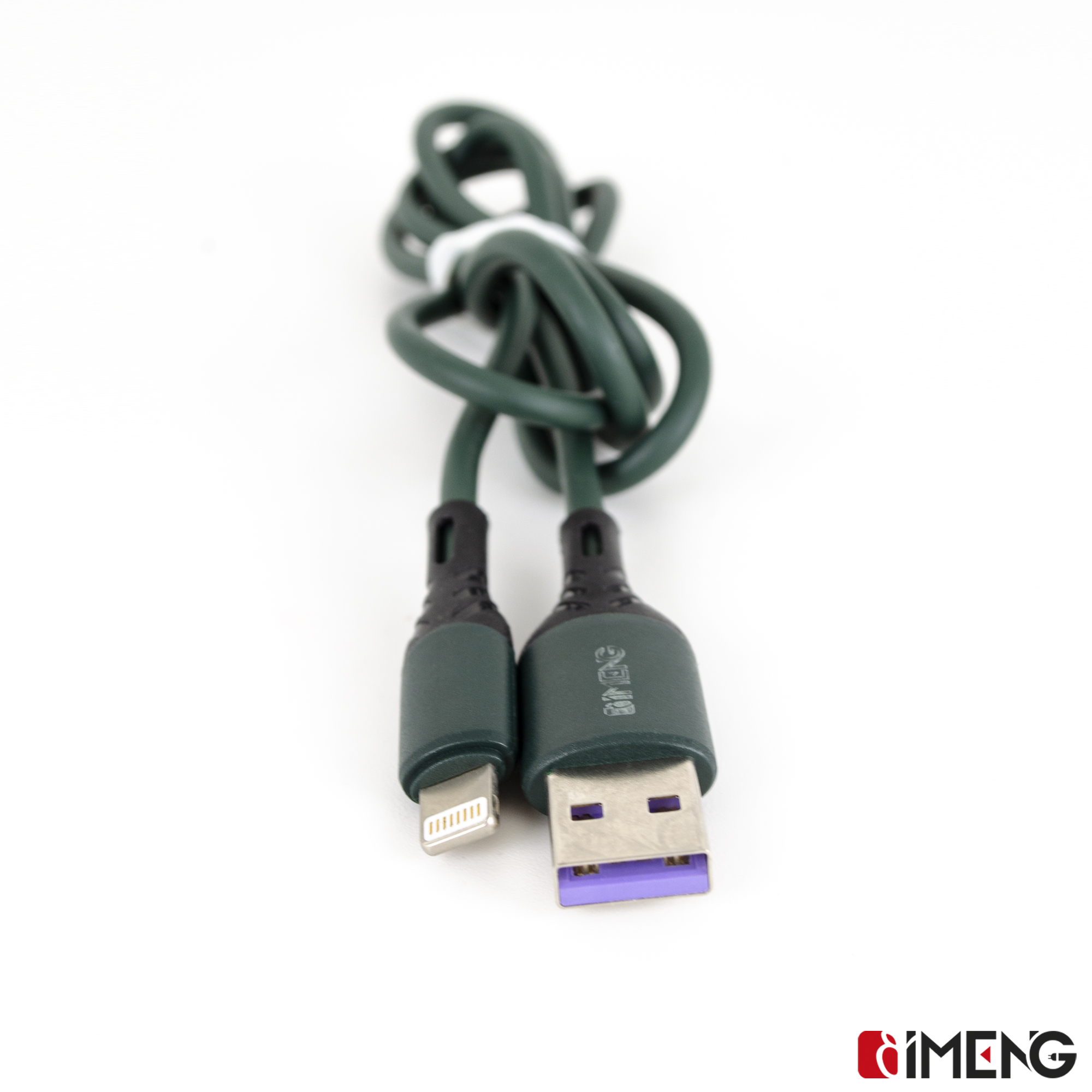 Yeşil şarj kablosu, Lightning ve USB konektörlü, beyaz arka plan üzerinde.