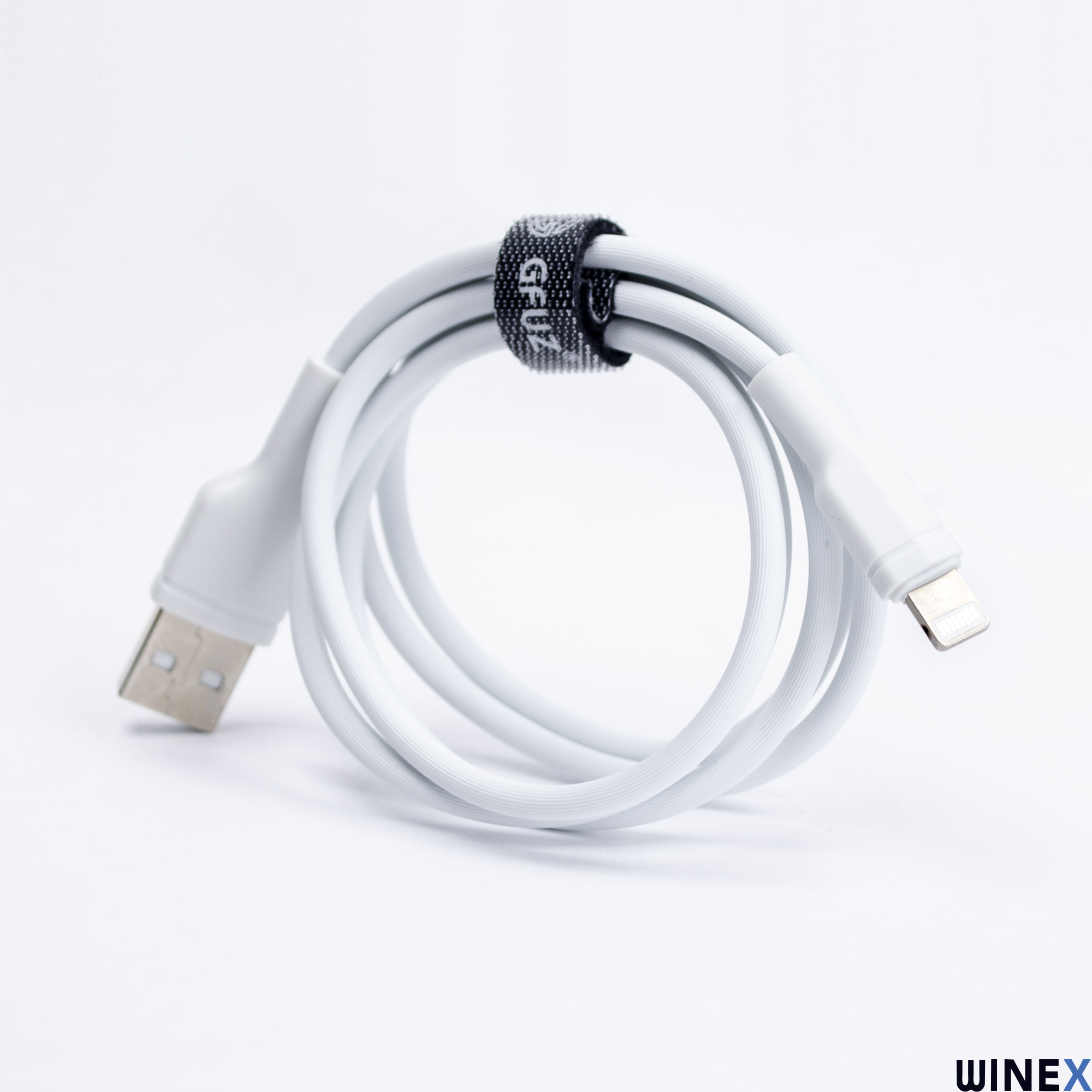 USB ve Lightning konektörlü beyaz şarj kablosu, cırt cırtlı bantla tutturulmuş.