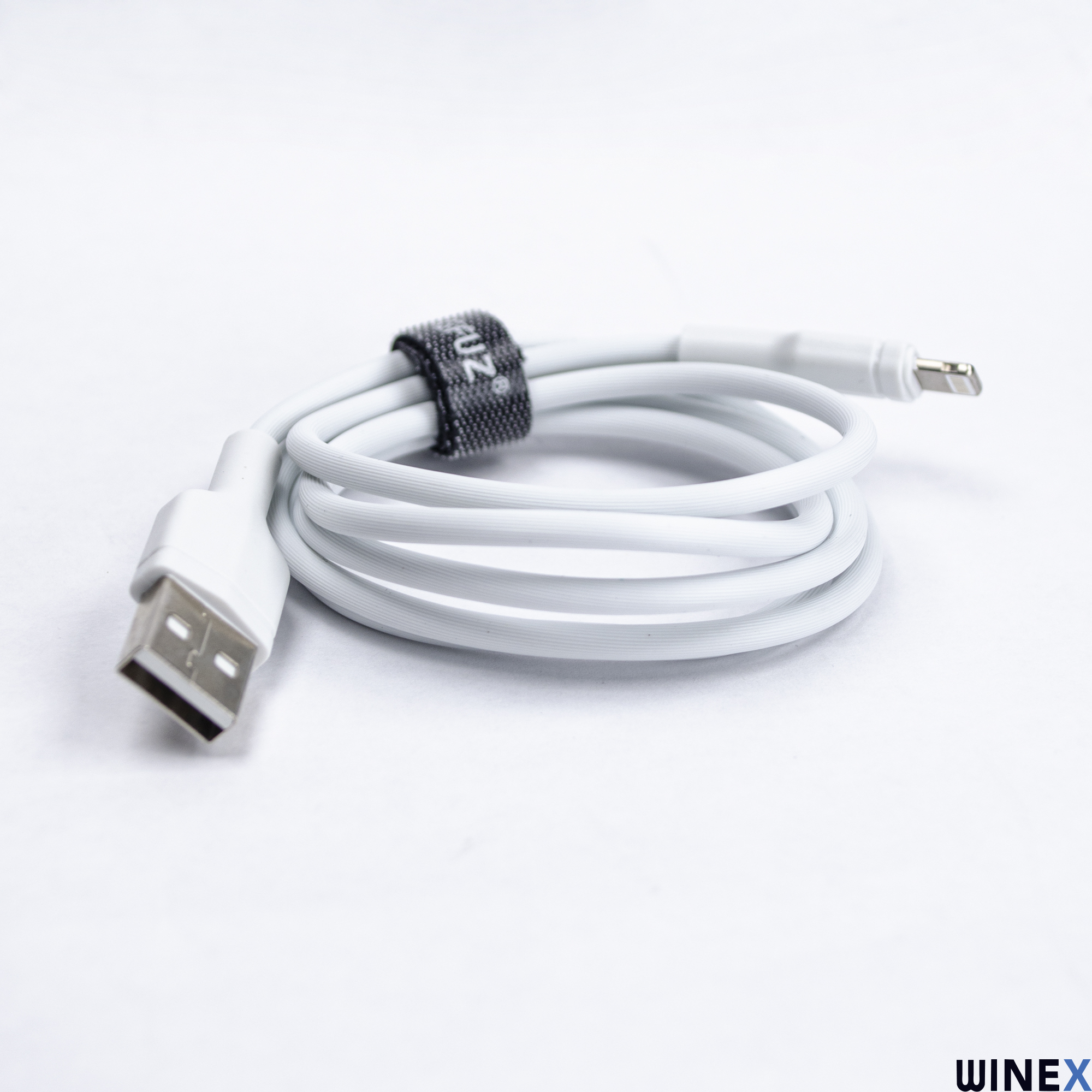 Beyaz bir USB kablosu sarılı ve siyah cırt cırtlı bantla sabitlenmiş. Bir ucu USB-A'dır.